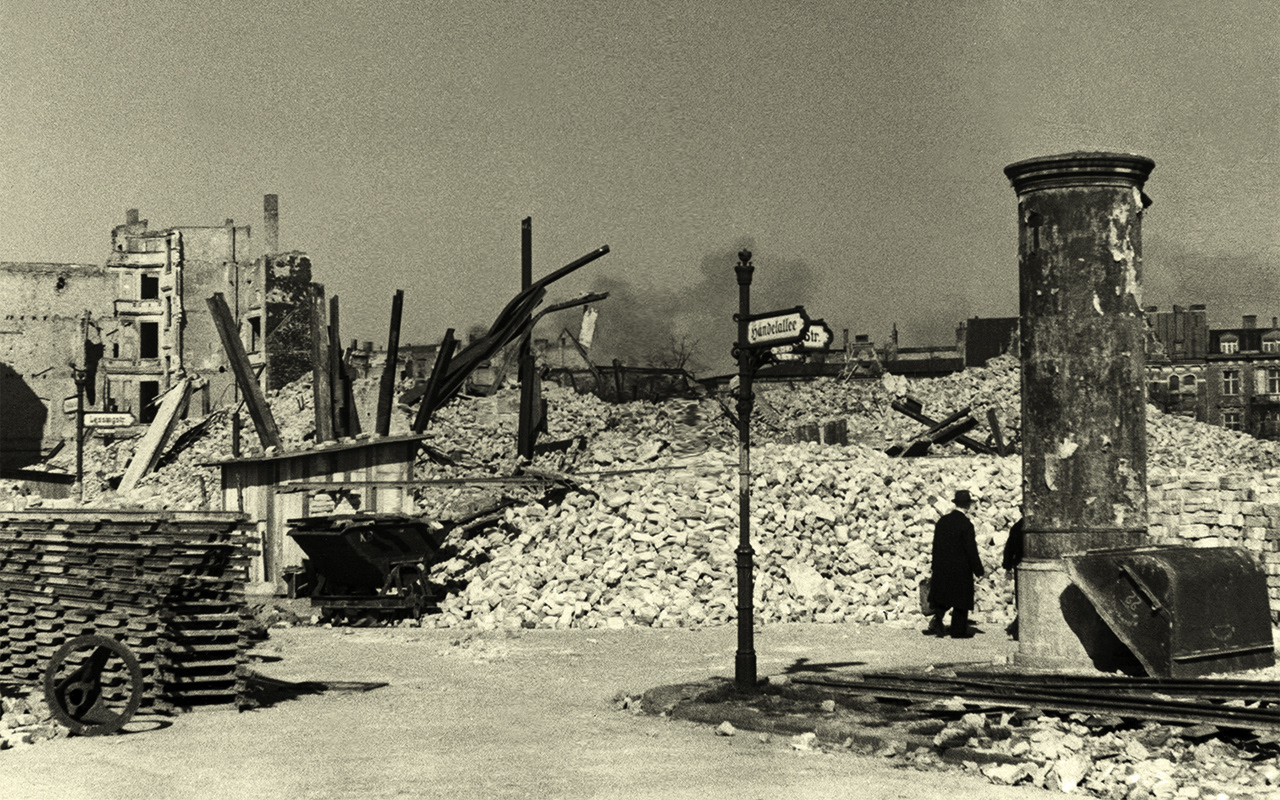 Trümmerberge Ecke Lessingstraße/Händelallee, 1945, Landesarchiv Berlin