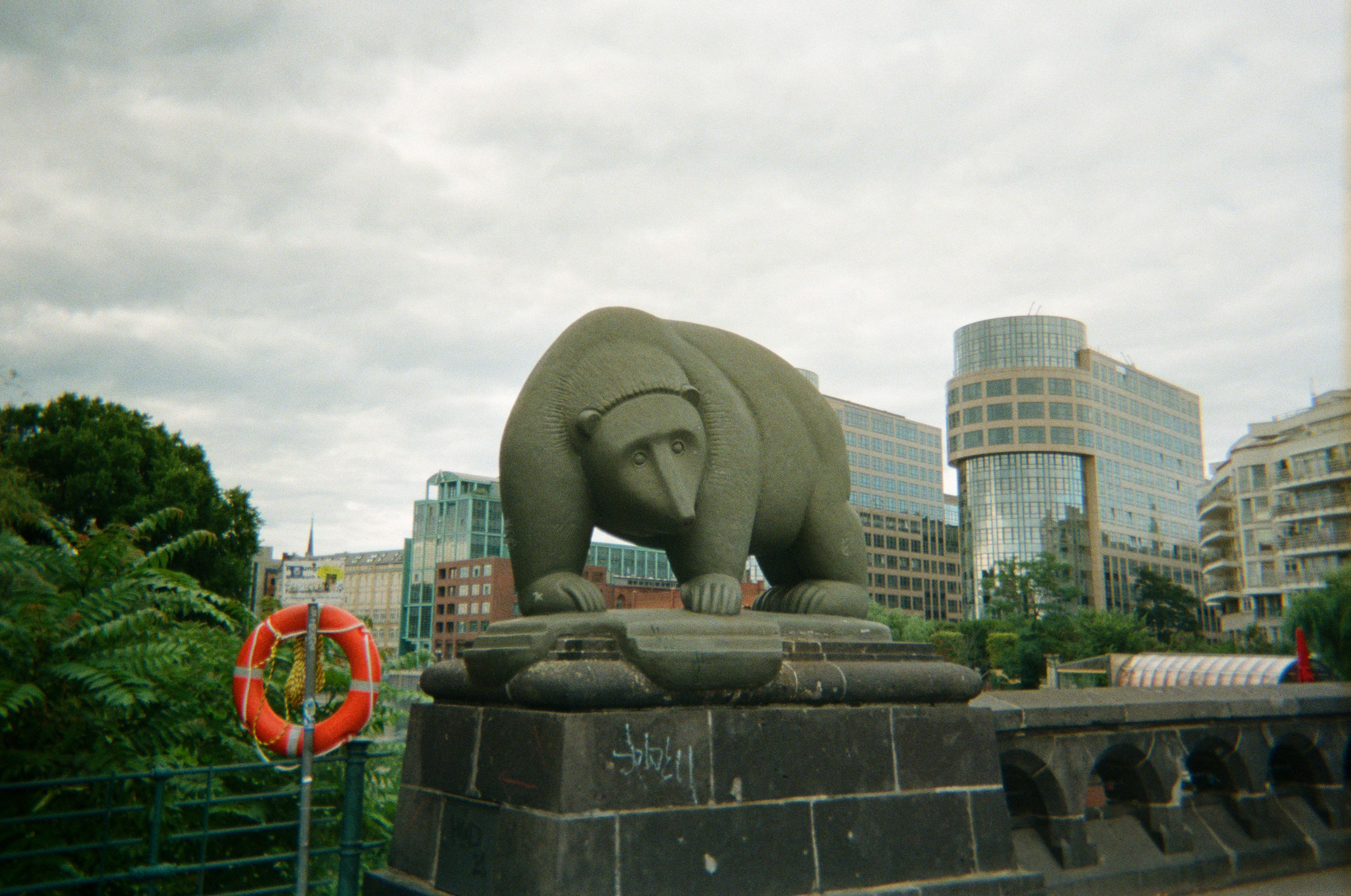 Bär auf der Moabiter Brücke, Günter Anlauf, 1981