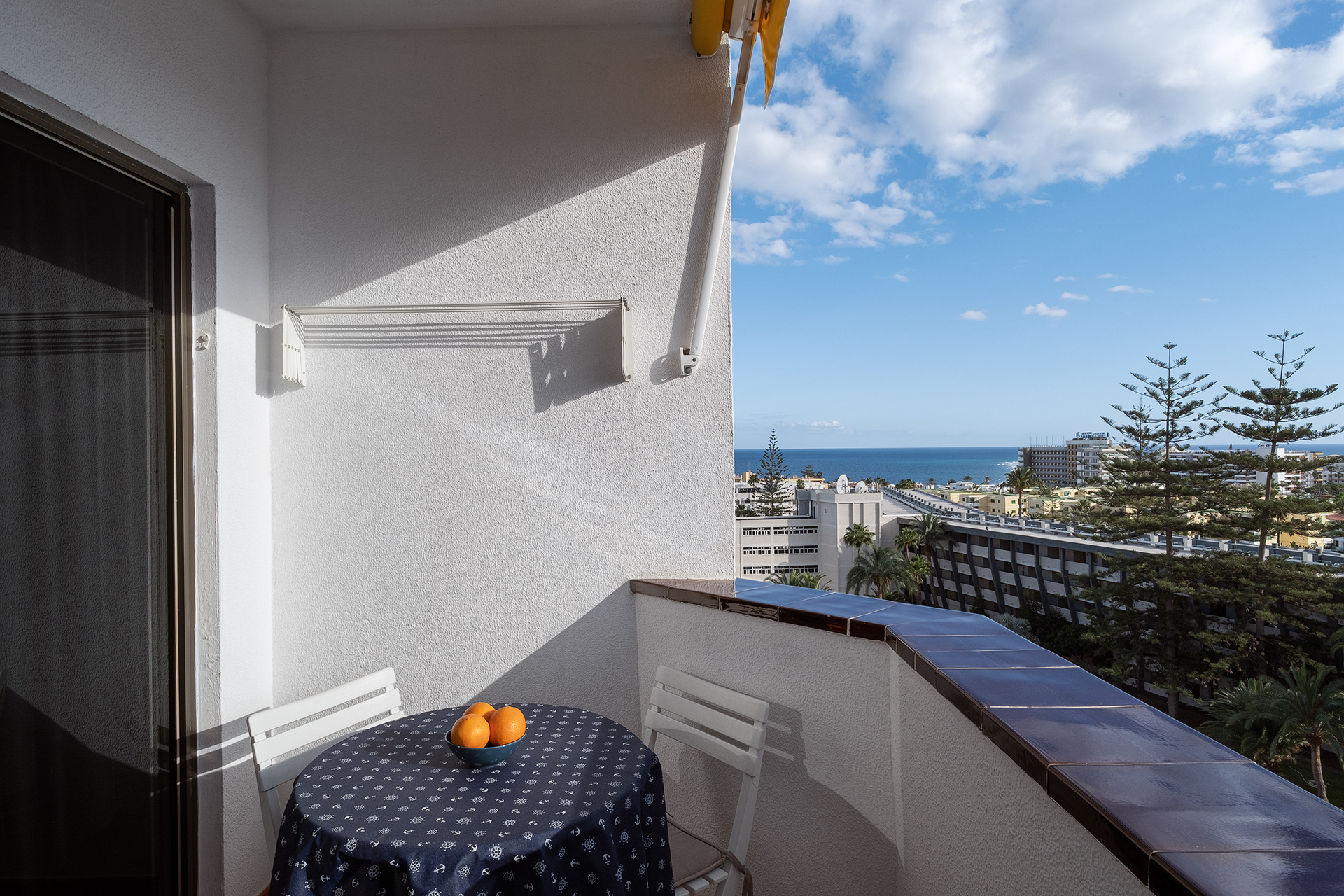 Balcon con mesa y vista al mar en apartamento turistico en Gran Canaria