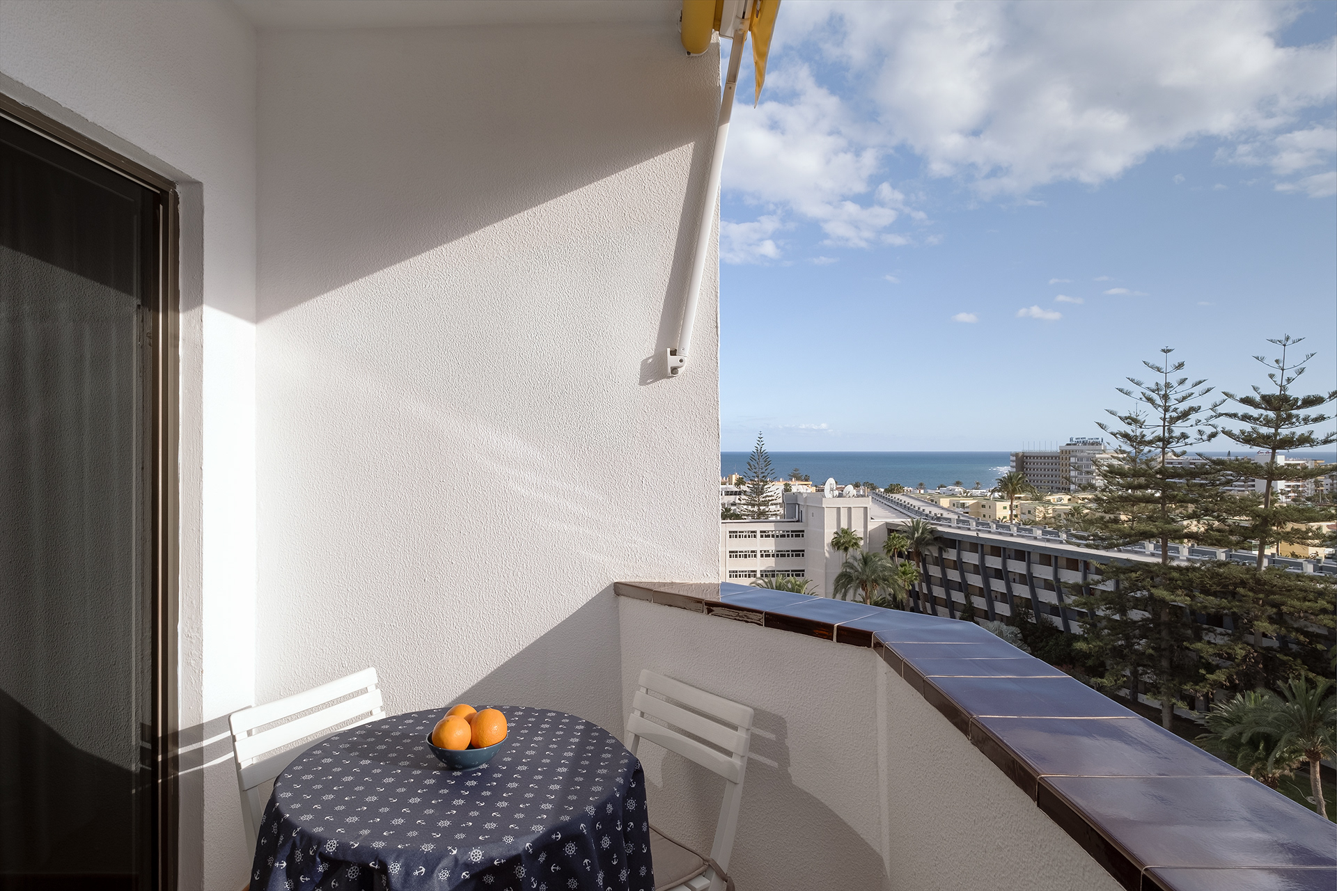 Terraza residencial con vistas panorámicas al mar y a las dunas de Maspalomas, fotografiada con luz natural en Gran Canaria.