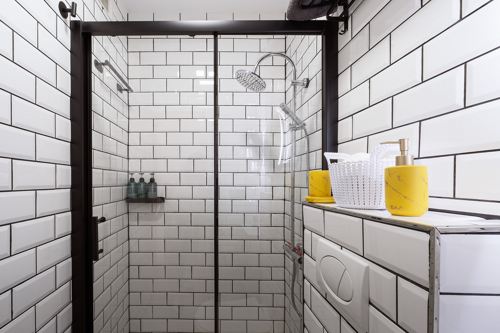 Ducha con mampara de cristal y diseno limpio en apartamento turistico en Maspalomas