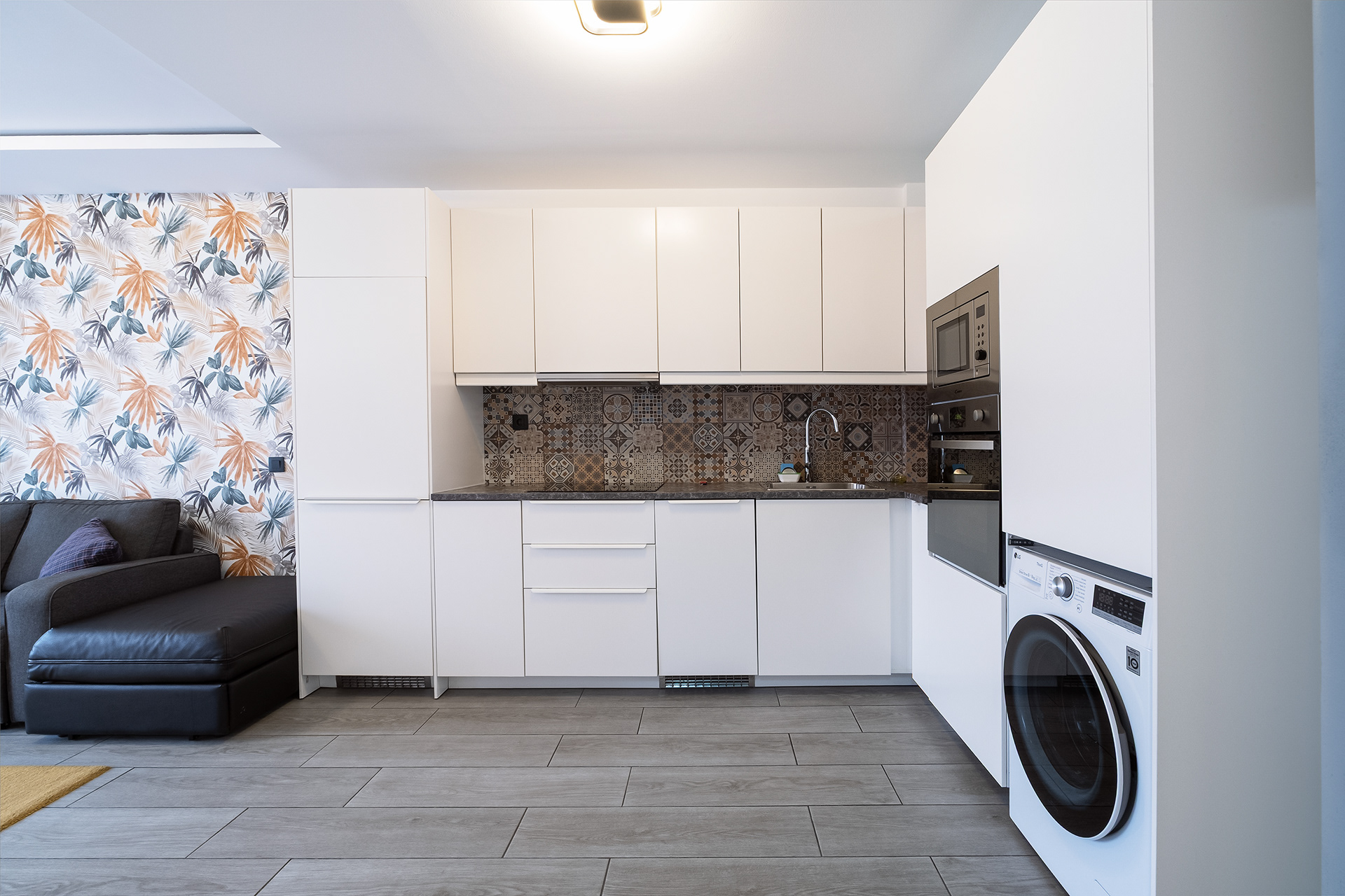 Cocina moderna con acabados claros en apartamento turistico en Gran Canaria