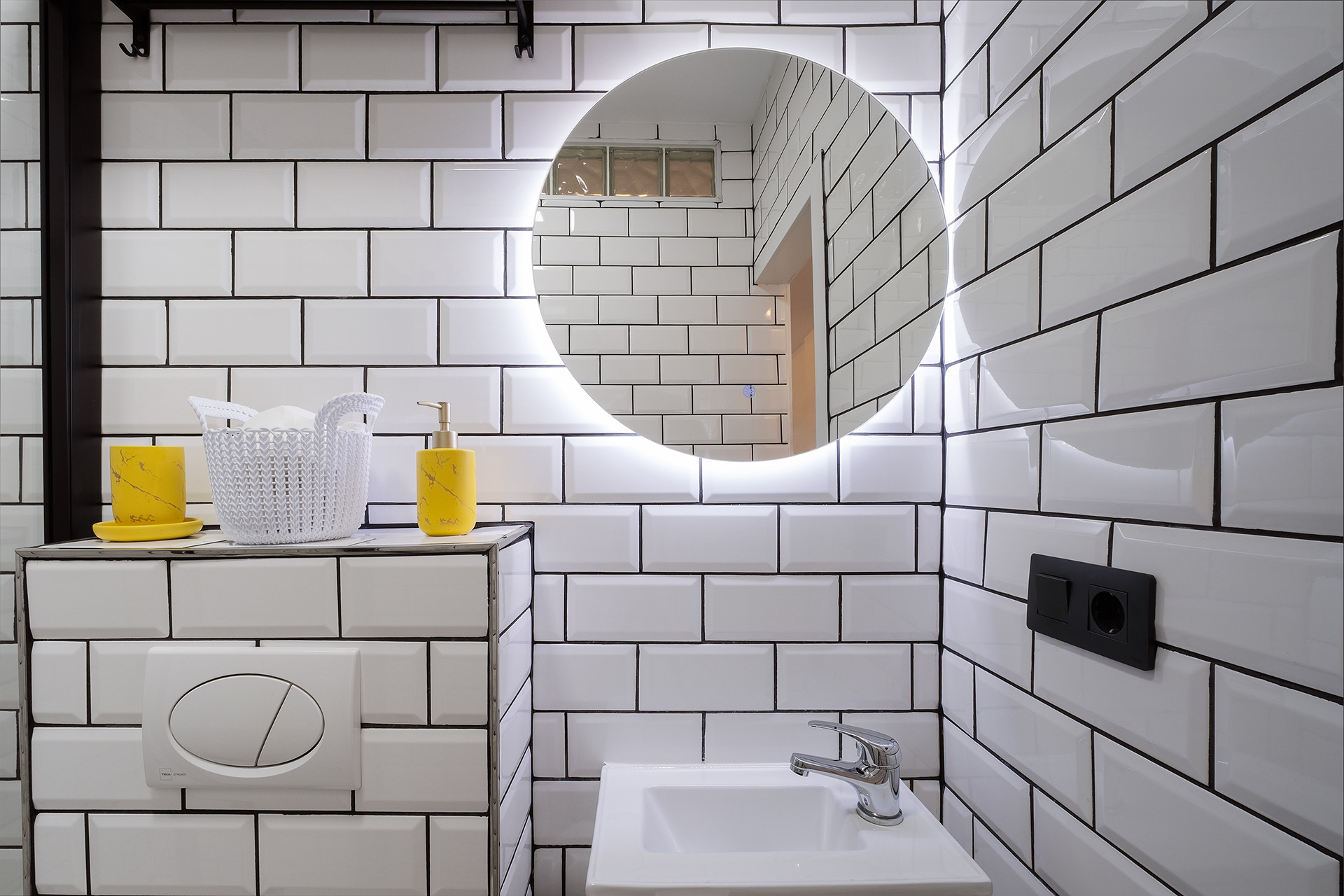 Bano moderno con diseno minimalista en apartamento turistico en Maspalomas