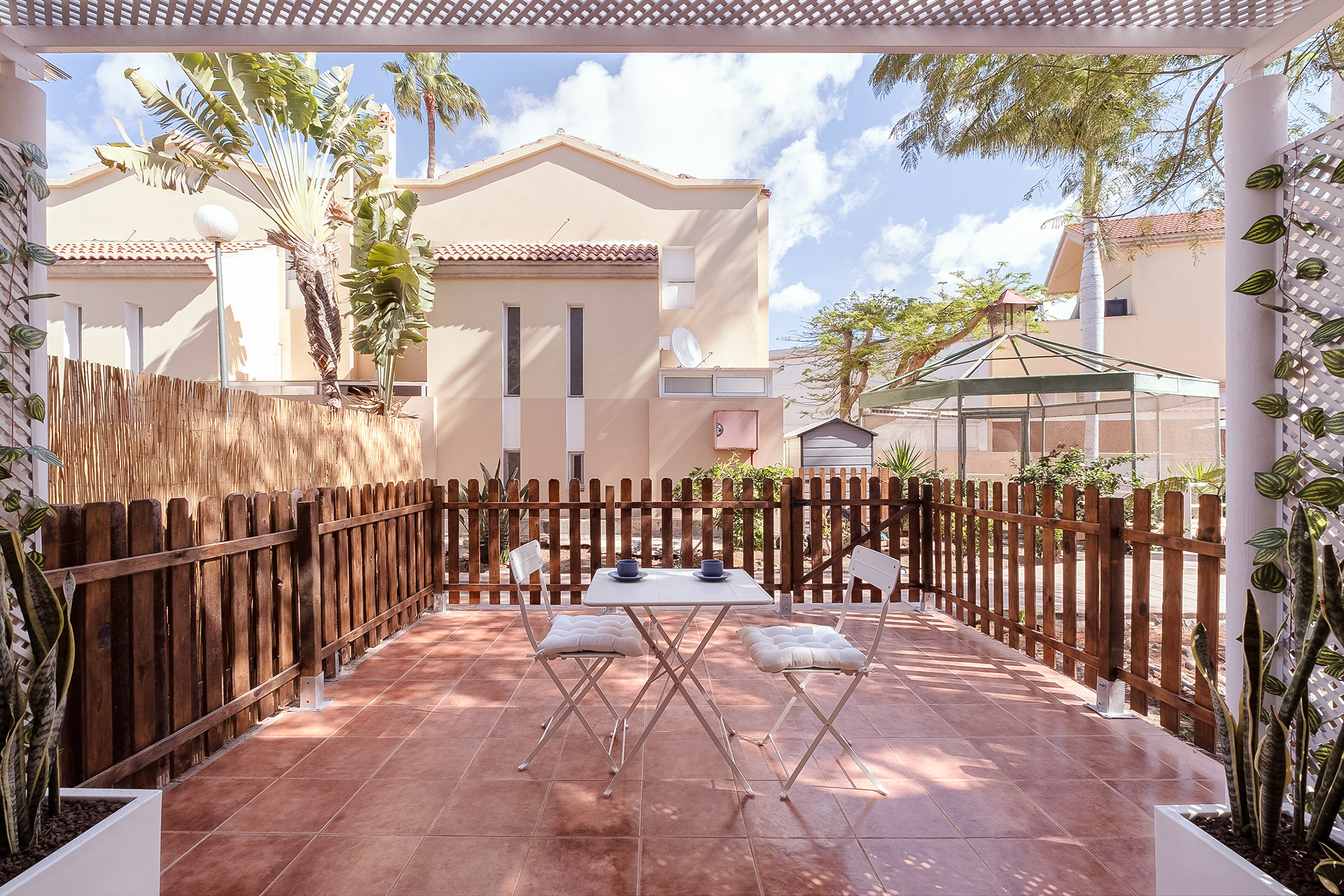 Terraza luminosa con zona de descanso en chalet en Maspalomas