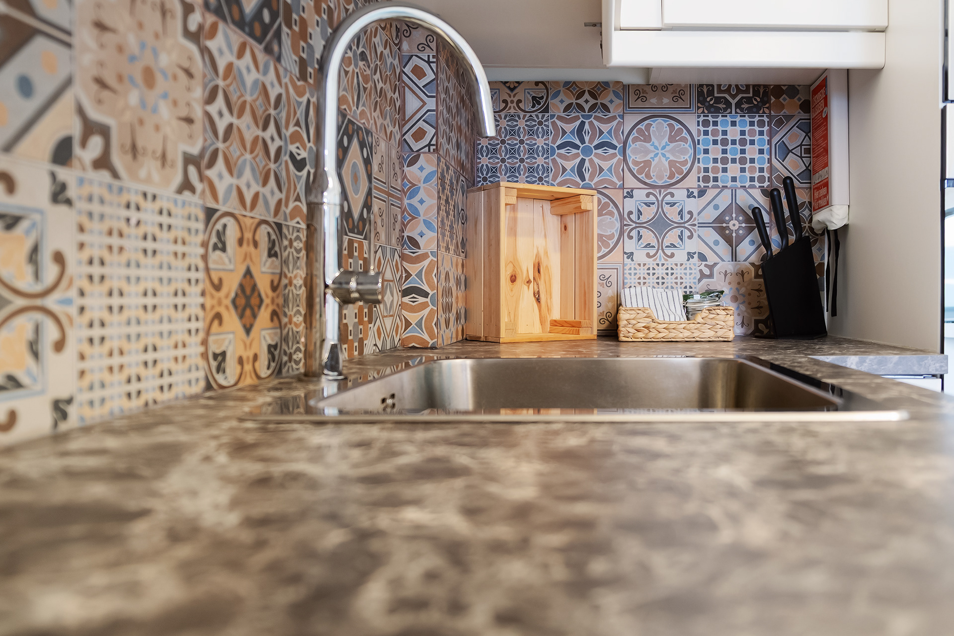 Detalle de encimera y elementos decorativos en cocina de vivienda vacacional en Maspalomas