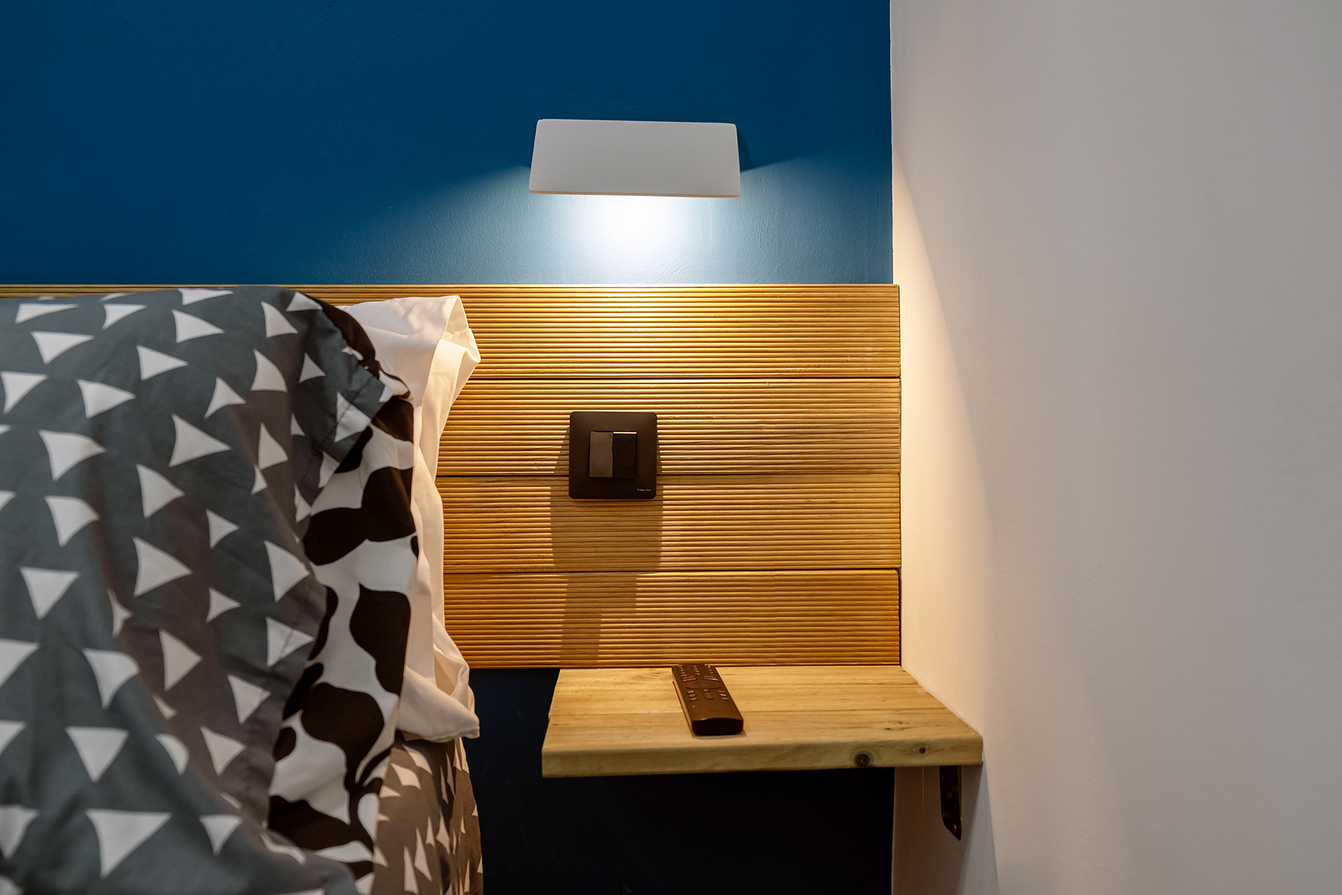 Detalle de ropa de cama y cojines en dormitorio con ambiente relajado en Maspalomas