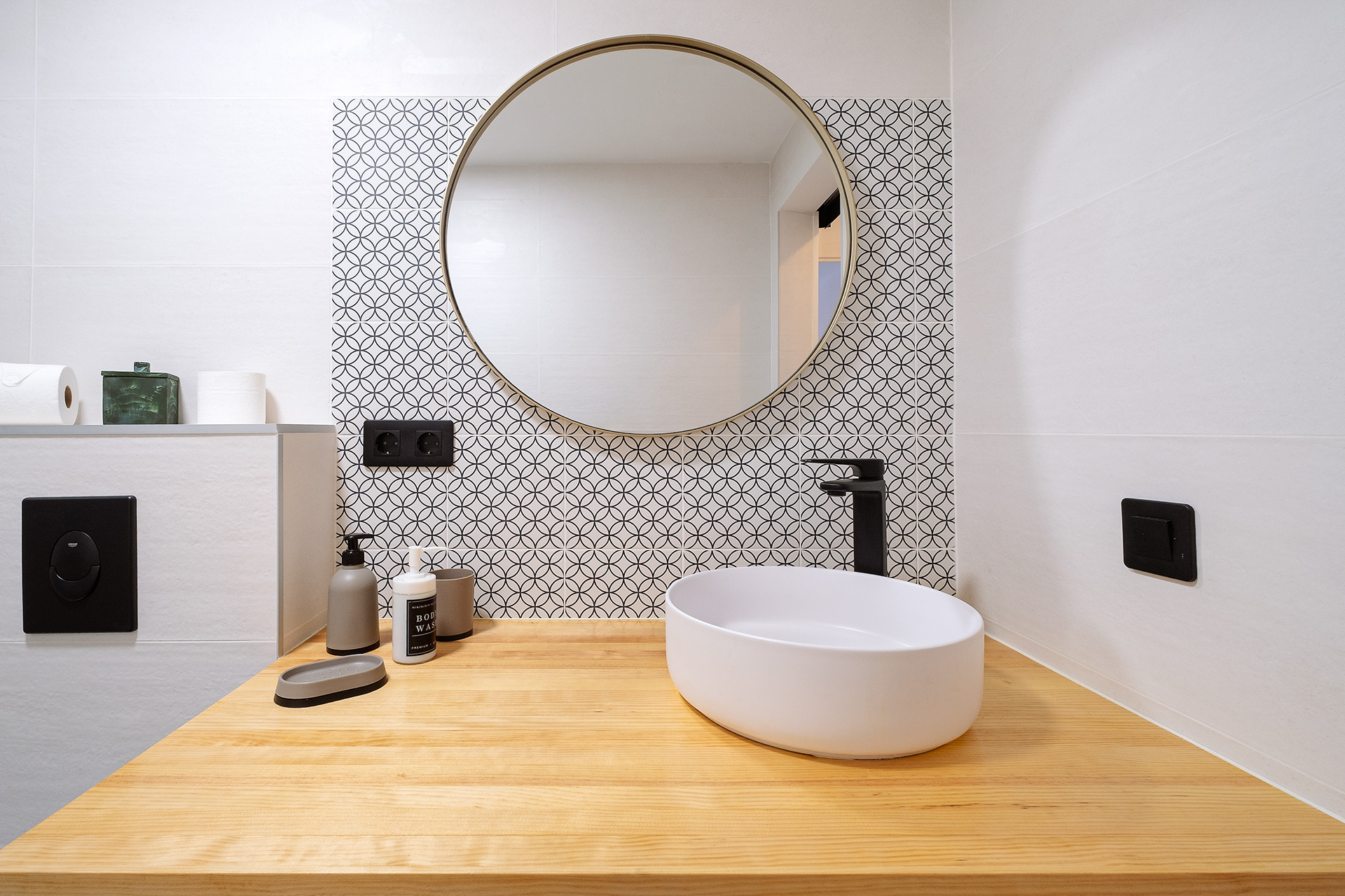 Detalle de lavabo y espejo en baño de vivienda turistica en maspalomas