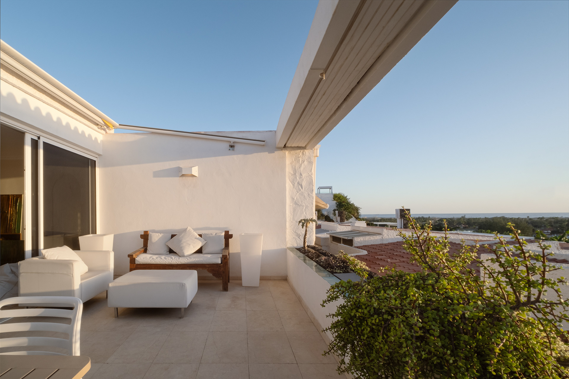 Terraza luminosa con zona de descanso en villa privada con vista al mar en Maspalomas