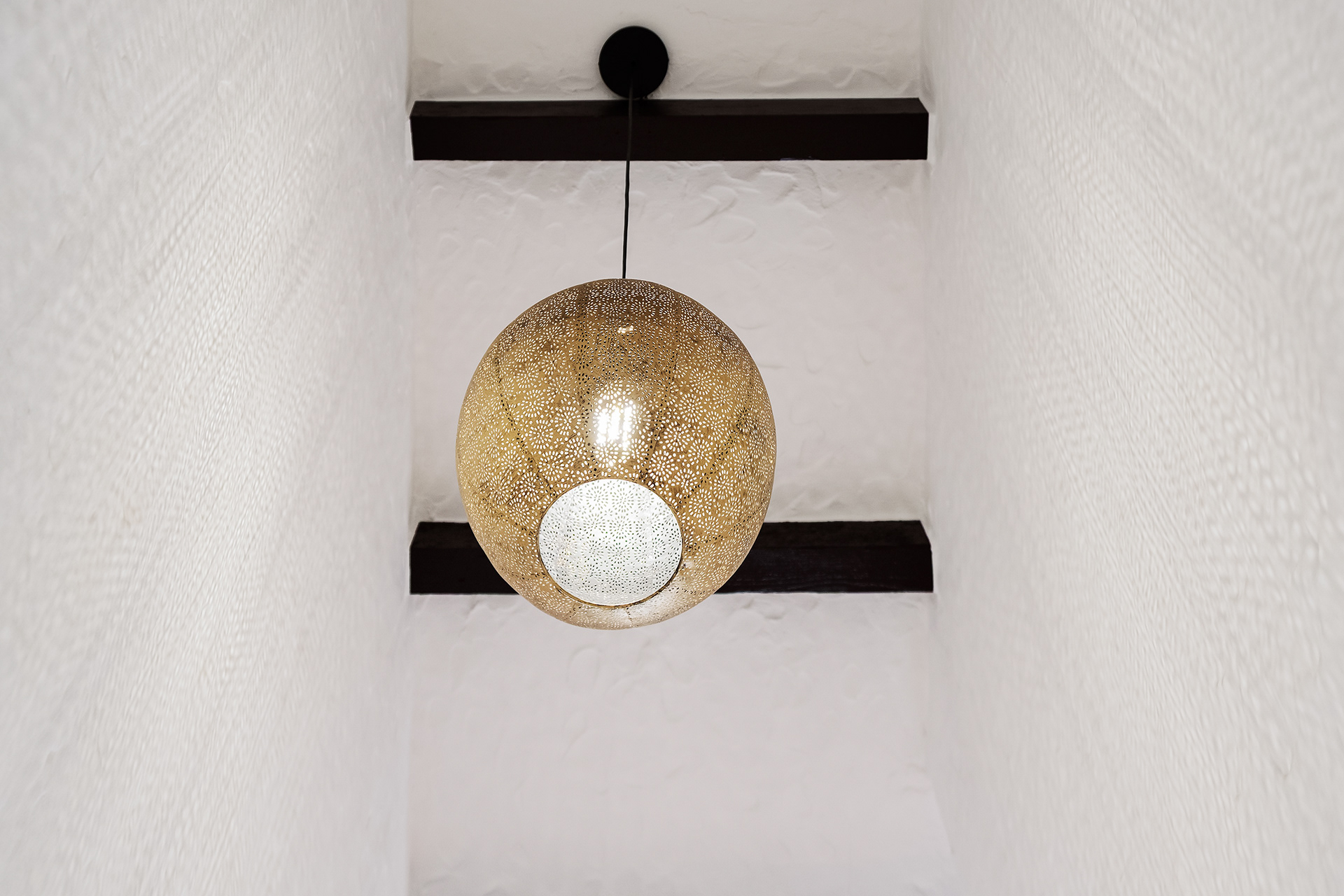 Juego de luz calida en espacio interior con decoracion cuidada