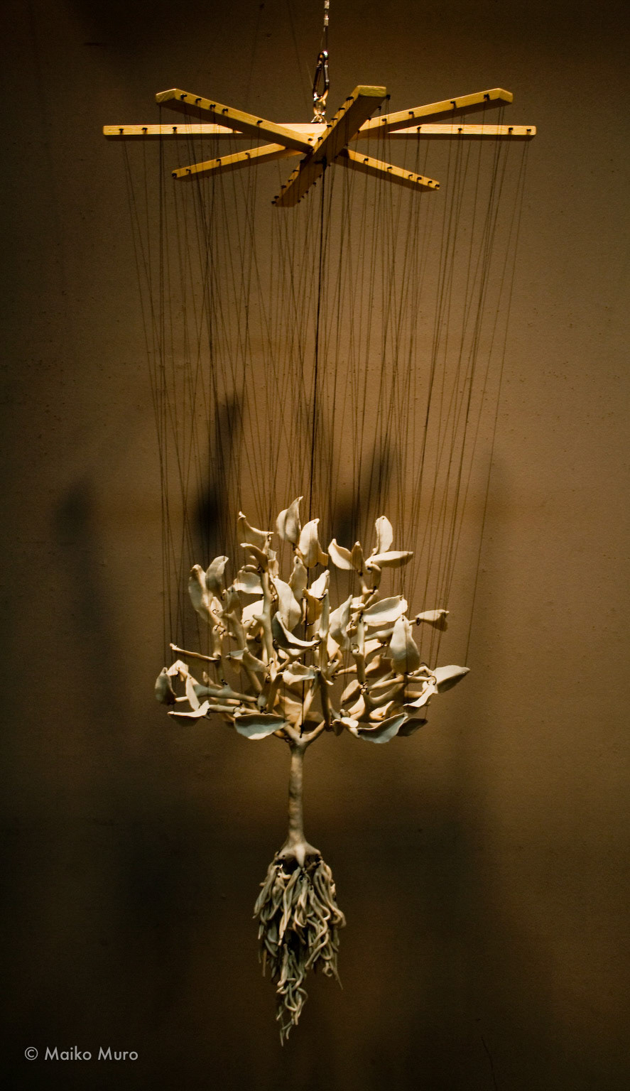 marionette陶、金属、木、糸 ceramic, metal, wood, string 100x45.5x45.5 / 2009（KONICA MINOLTA eco & art award 2009 ビジュアルアート部門準グランプリ受賞） marionette: Won the semi gran prix in the visual art category of KONICA MINOLTA eco & art award 2009