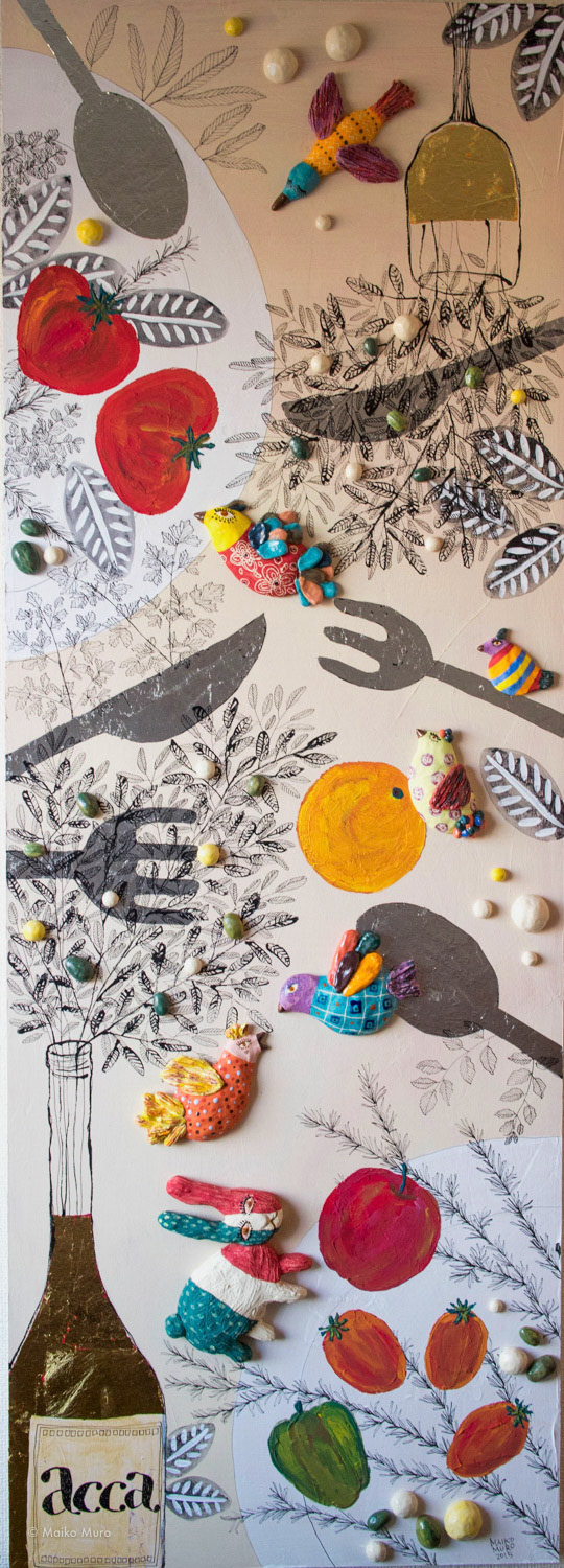 アッカさんの楽しい食卓 / 陶、アクリル、インク、金箔、錫箔、木パネル /  140 x 50 x 5 cm / 2015   la mesa alegre de acca / ceramic, ink, acrylic color, gold leaf and tin leaf on wooden panel / 140 x 50 x 5 cm / 2015