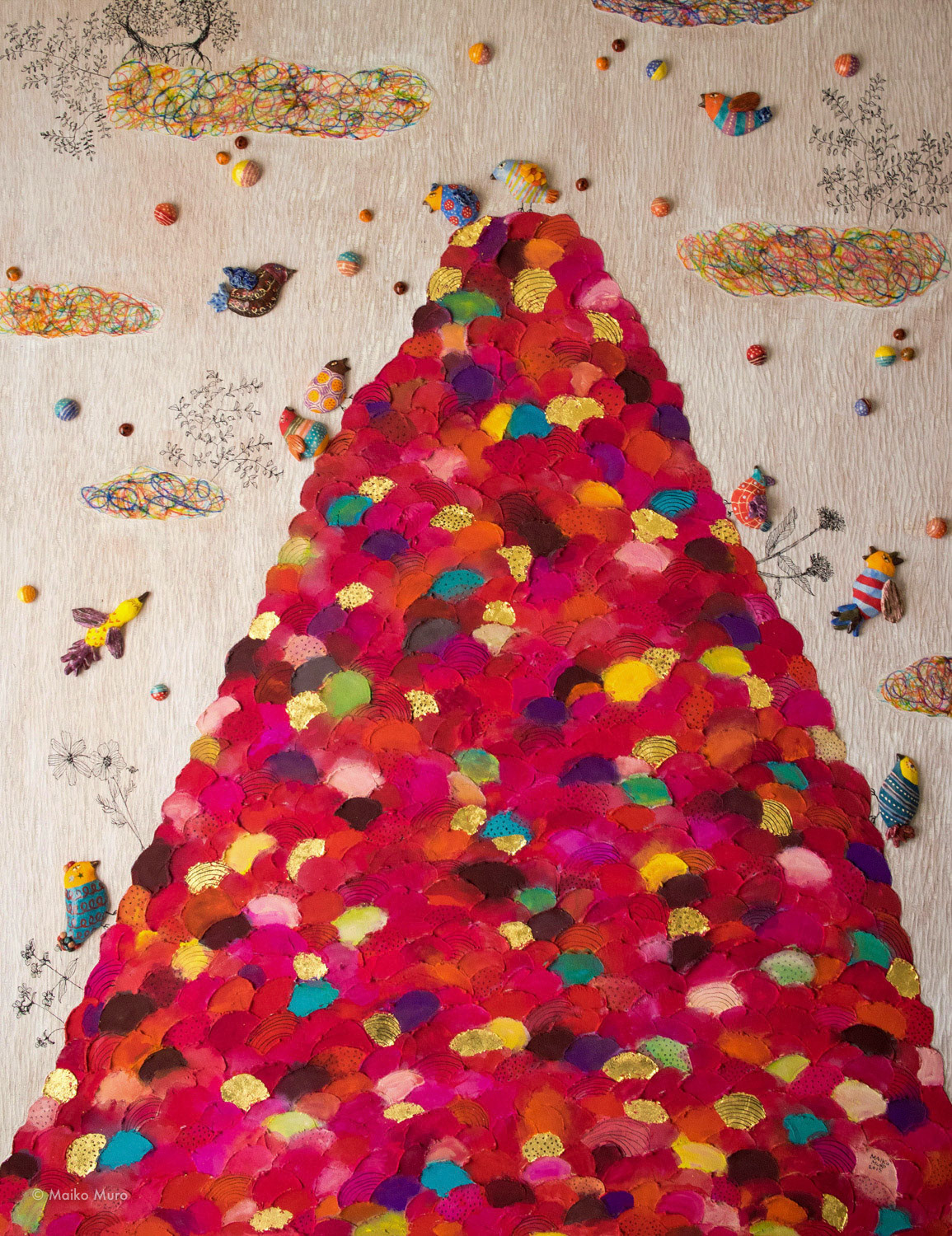 una montaña de felicidad roja / 陶、アクリル、インク、金箔、モデリングペースト、色鉛筆、メディウム、木パネル / 91 x 116.7 x 3.5 cm / 2015 una montaña de felicidad roja / ceramic, gold leaf, ink, acrylic, color pencil, medium and modeling paste on wooden panel / 91 x 116.7 x 3.5 cm / 2015