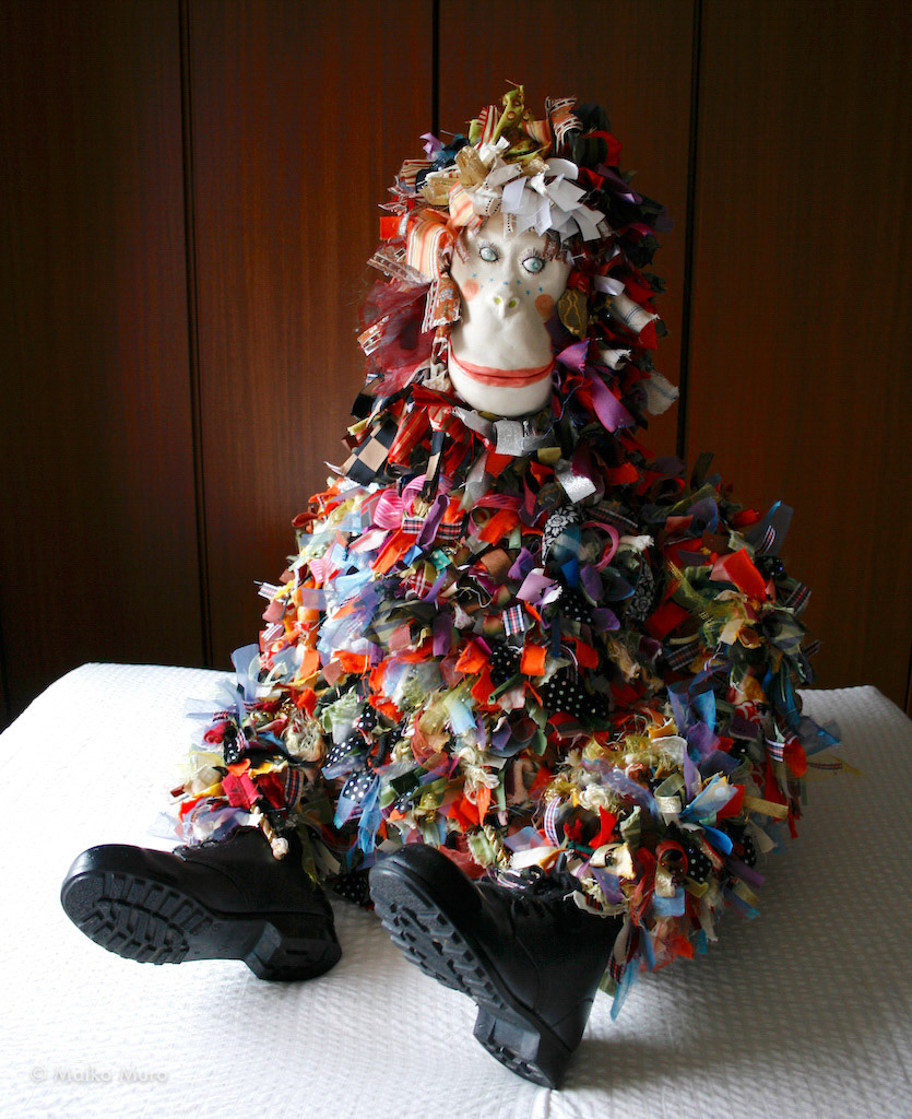 不確かなこと -ローズ- something uncertain -rose- 陶、リボン、布、金網、針金、安全靴 ceramic, ribbons, cloth, metal, and shoes 78x60x54 cm / 2011