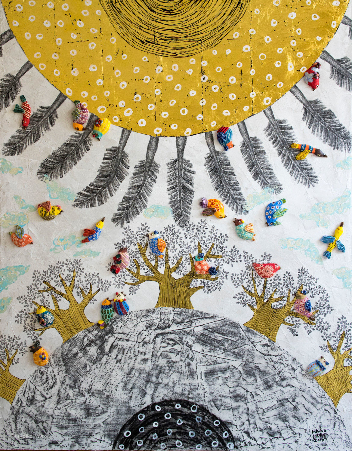 太陽と地球 / 陶、アクリル、インク、鉛筆、グラファイト、金箔、モデリングペースト、木炭、木パネル / 117.2 x 91.5 x 2.2 cm / 2016 the sun and the earth / ceramic, gold leaf, graphite, ink, acrylic and modeling paste on wooden panel / 117.2 x 91.5 x 2.2 cm / 2016