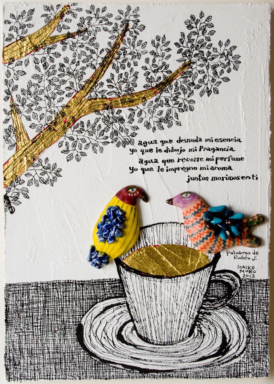 一杯の珈琲 (詩: ルベン・J.) / 陶、アクリル、インク、金箔、木パネル / 29.7 x 21 cm / 2013  una taza de café (Palabras de Rubén J.) / ceramic, gold leaf, ink, acrylic on wooden panel / 29.7 x 21 cm / 2013