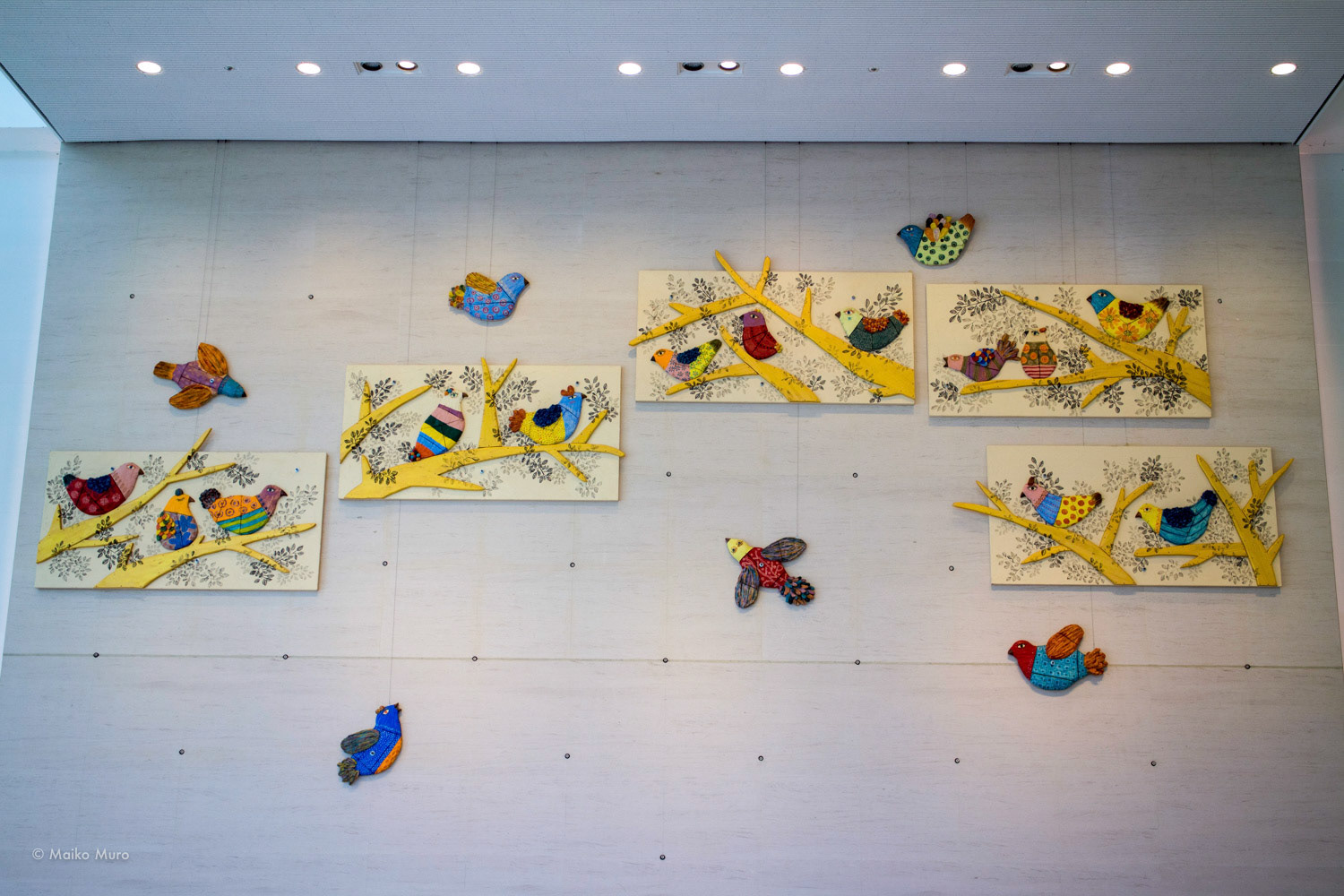 a moment / 陶、アクリル、インク、木、木パネル / 壁面約480 x 700 x 12 cm (各パネル大きさ： 91 x 182 cm, 単体の鳥大きさ：約 60〜70  x 60〜70 cm)  / 2014 (2014〜2015　二子玉川髙島屋S・C 南館エントランス展示)      a moment / ceramic, gold leaf, ink, acrylic and modeling paste on wooden panel /  wall about 480 x 700 x 12 cm (panel size: 91 x 182 cm, each bird size: 60-70  x 60-70 cm) /2014 (public art for the art wall at the entrance of the south annex of Futakotamagawa Takashimaya S.C. , 2014-2015)