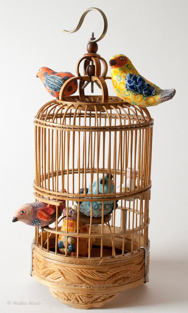 messengers with cage V 陶、鳥かご、針金 ceramic, bamboo cage, wire 29x16x13 cm / 2014