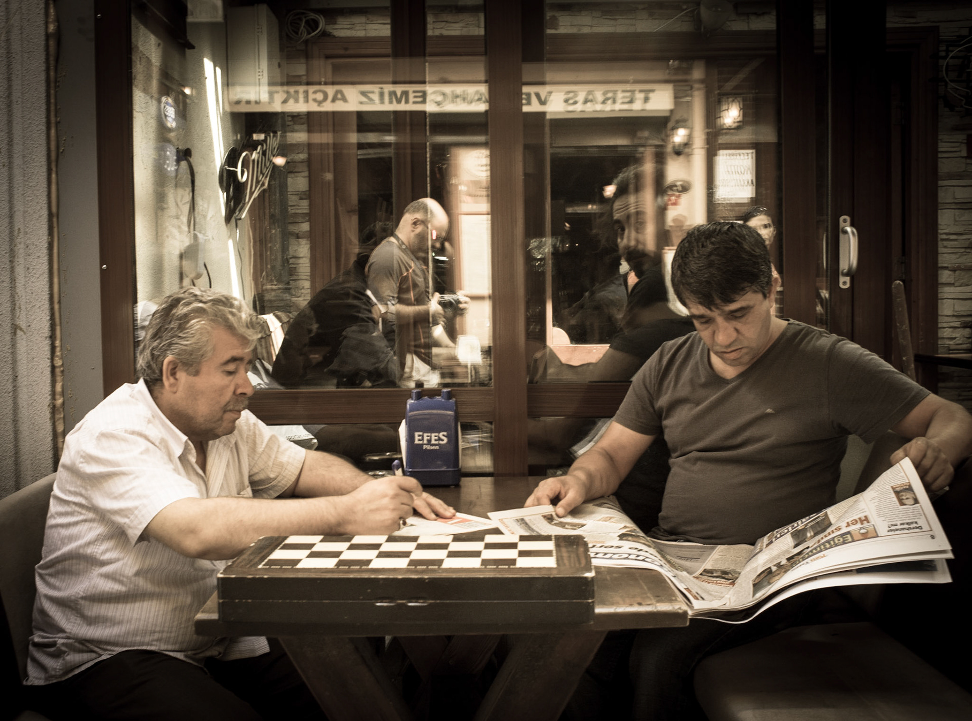 Friends passing time in downtown istambul