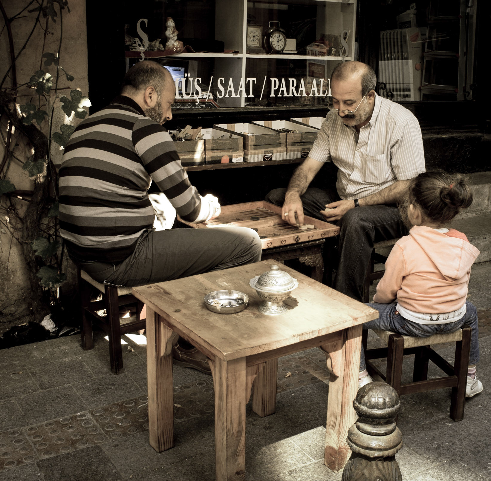 Playing checkers in Istambul