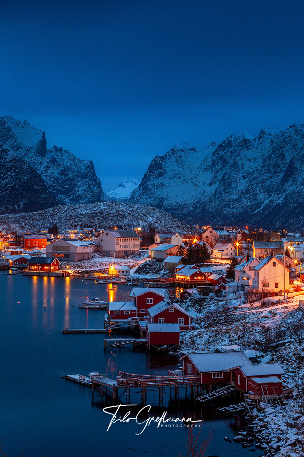 Reine at night