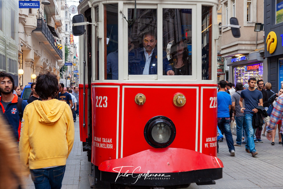Rote Straßenbahn am Taksim-Platz - Red tram at Taksim Square (Istanbul)