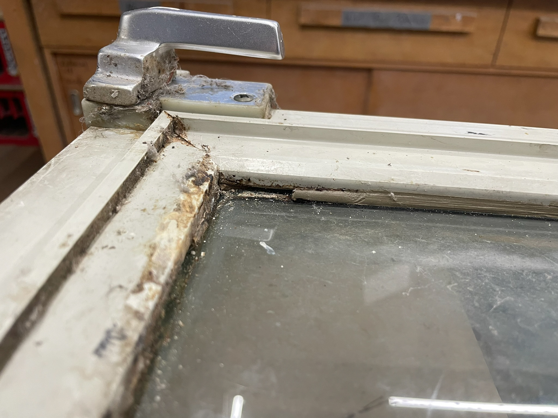 Alte Fensterabdichtung