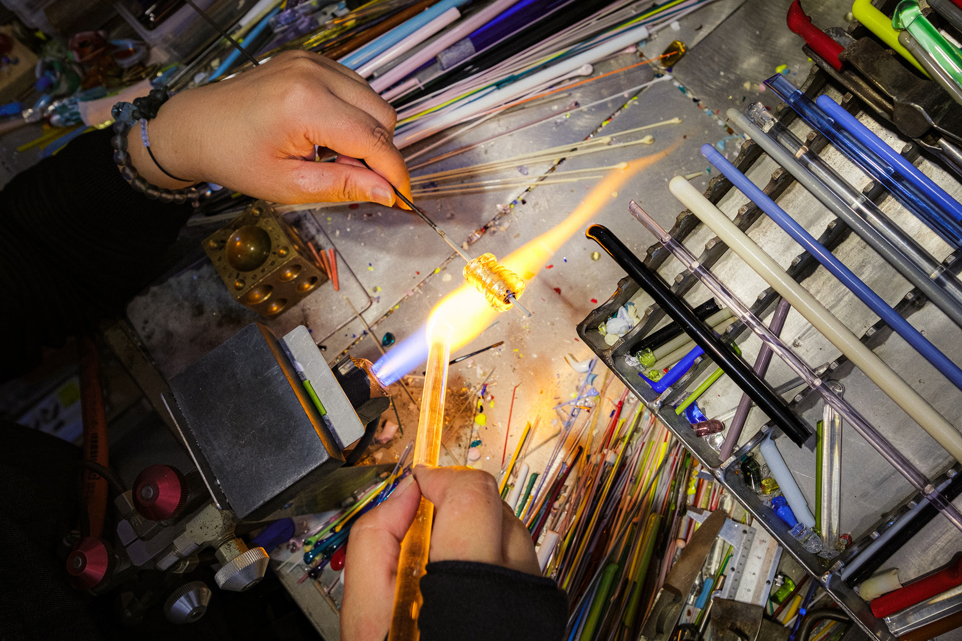 Detail of Yukina Fiorese working with fire and oxygen to create a venetian glass bead – 1/320 sec, f. 5.0, ISO 1250 – 18mm.