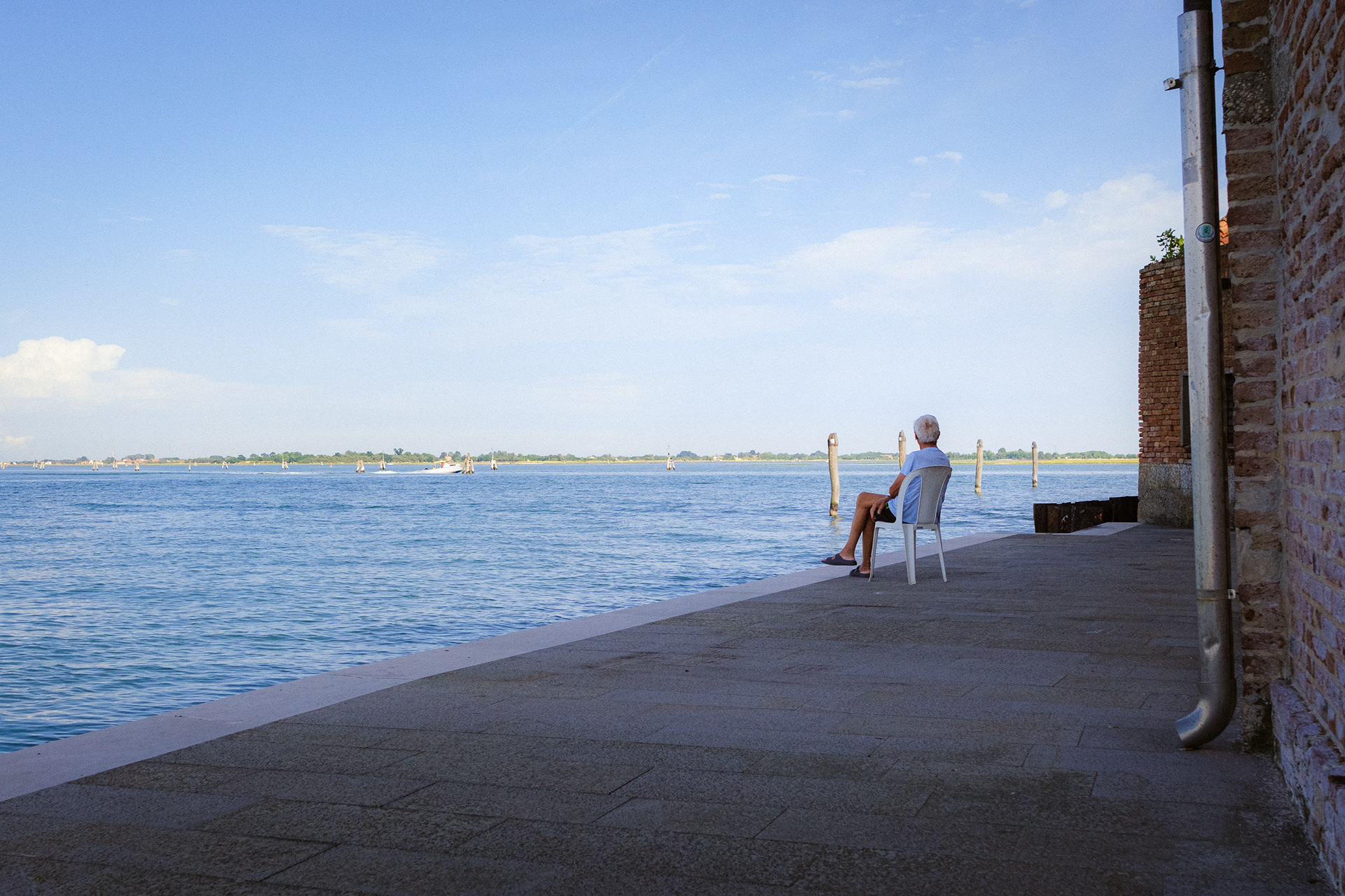 Murano, Italy. A moment of rest in the afternoon summer heat – 1/2500, f. 5.0, ISO 1600 – 18 mm