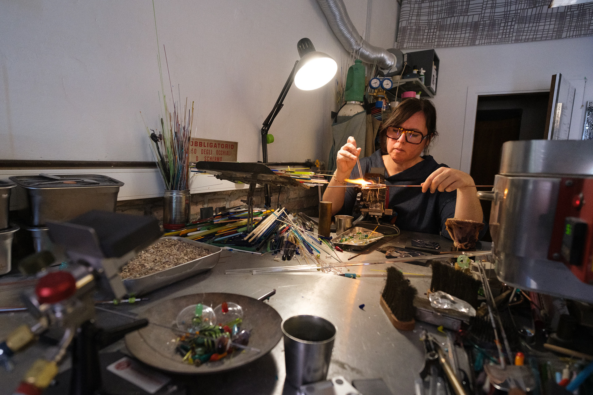 Alessia Fuga at work producing a special glass bead that will be integrated into a haute couture dress – 1/400, f. 2.8, ISO 3200 – 12 mm.