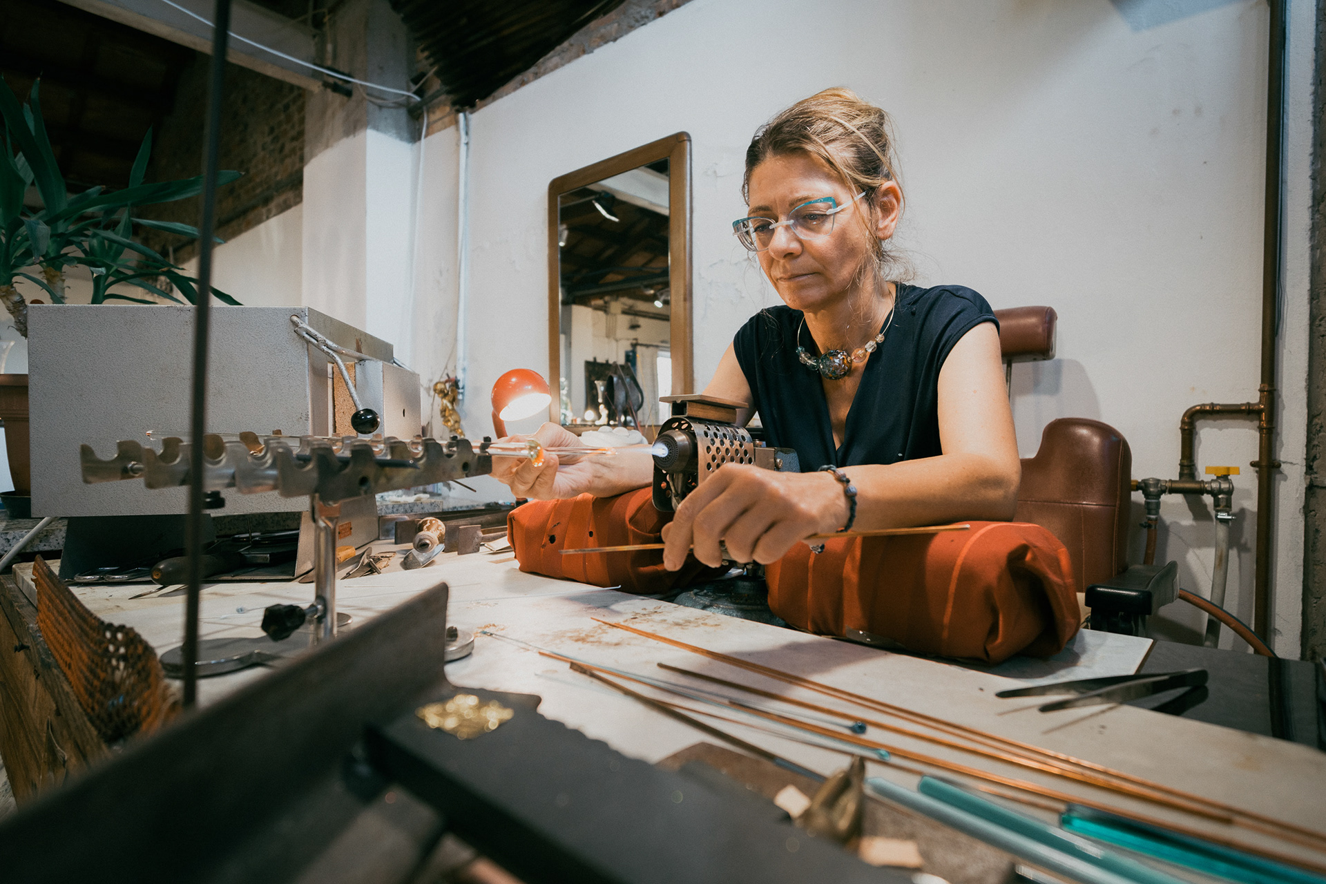 Muriel Balensi, a French-born craftswoman and artist, has lived in Murano for many years, creating large artistic beads – 1/250 sec, f. 2.8, ISO 800 – 12 mm.