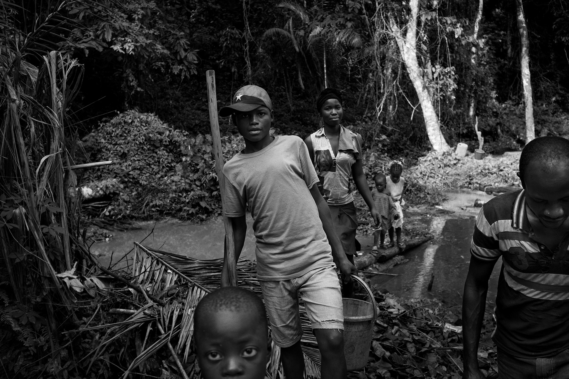 Monkoto, Tshuapa, October 2016. Youths in a model farm set up by the WWF to guide local farmers towards sustainable methods in a town neighboring Salonga National Park, the biggest woodland reserve in Africa. Bushmeat consumption and poaching are widespread among the local population, particularly youths who suffer from massive unemployment. The park administration tries to restrain these activities and to provide alternatives such as fisheries and farming, which are less destructive to the environment and settle inhabitants.