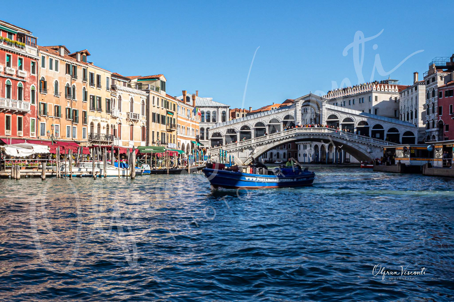 31. Ponte di Rialto e portabagagli a Venezia.