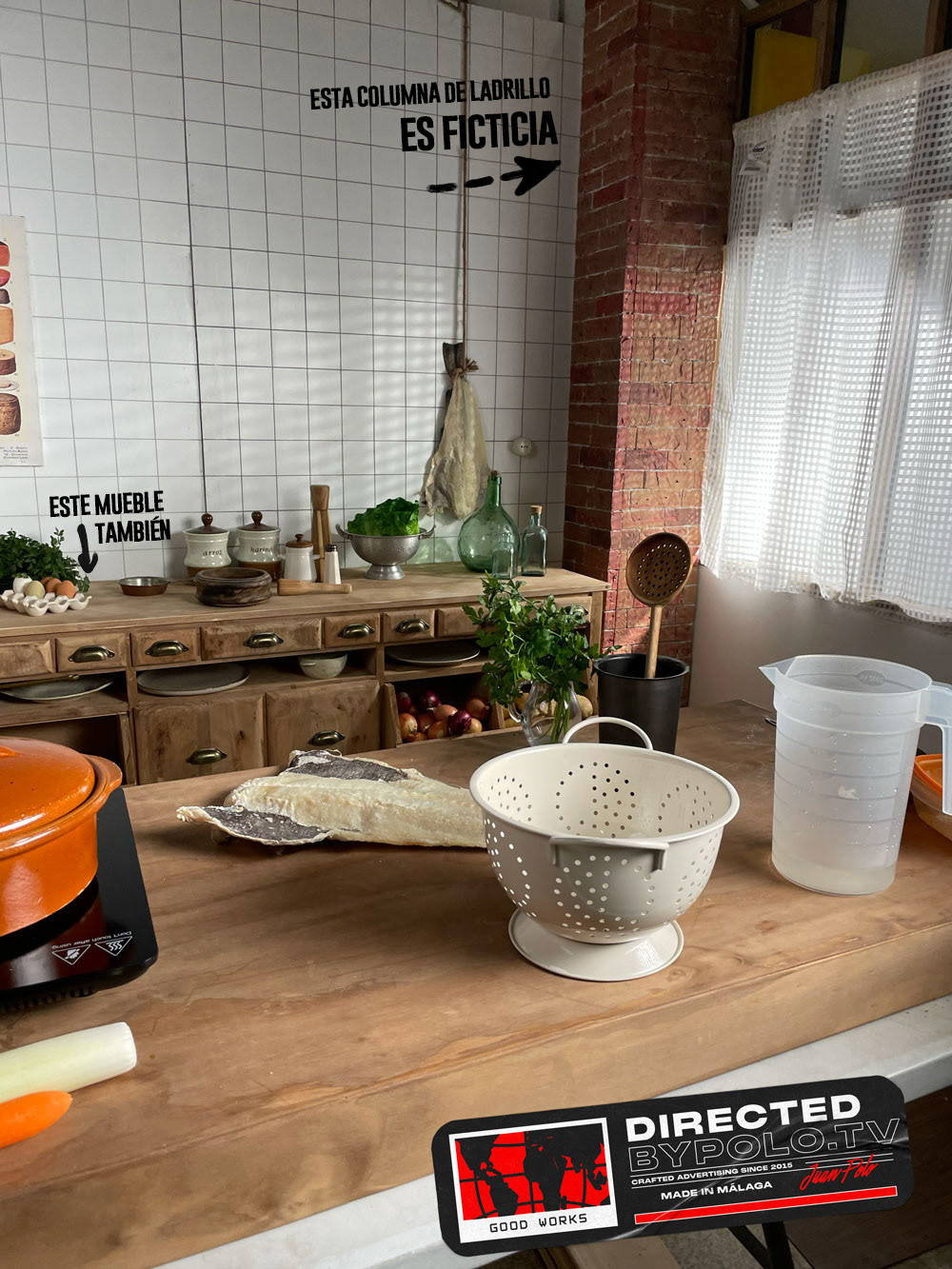 COLUMNA Y MUEBLES FICTICIOS CONSTRUIDOS ESTILO RÚSTICO