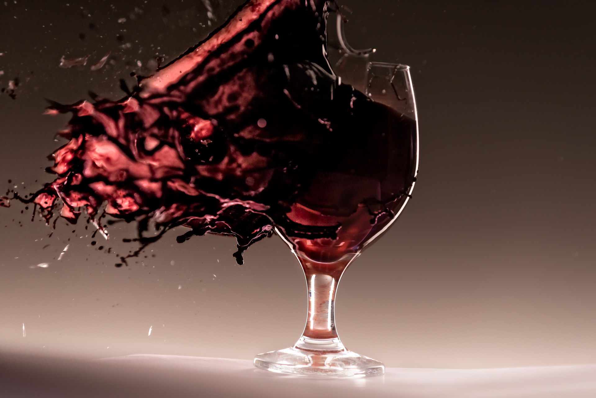 Shoot the wine: still photography with high speed flash sync technique. 