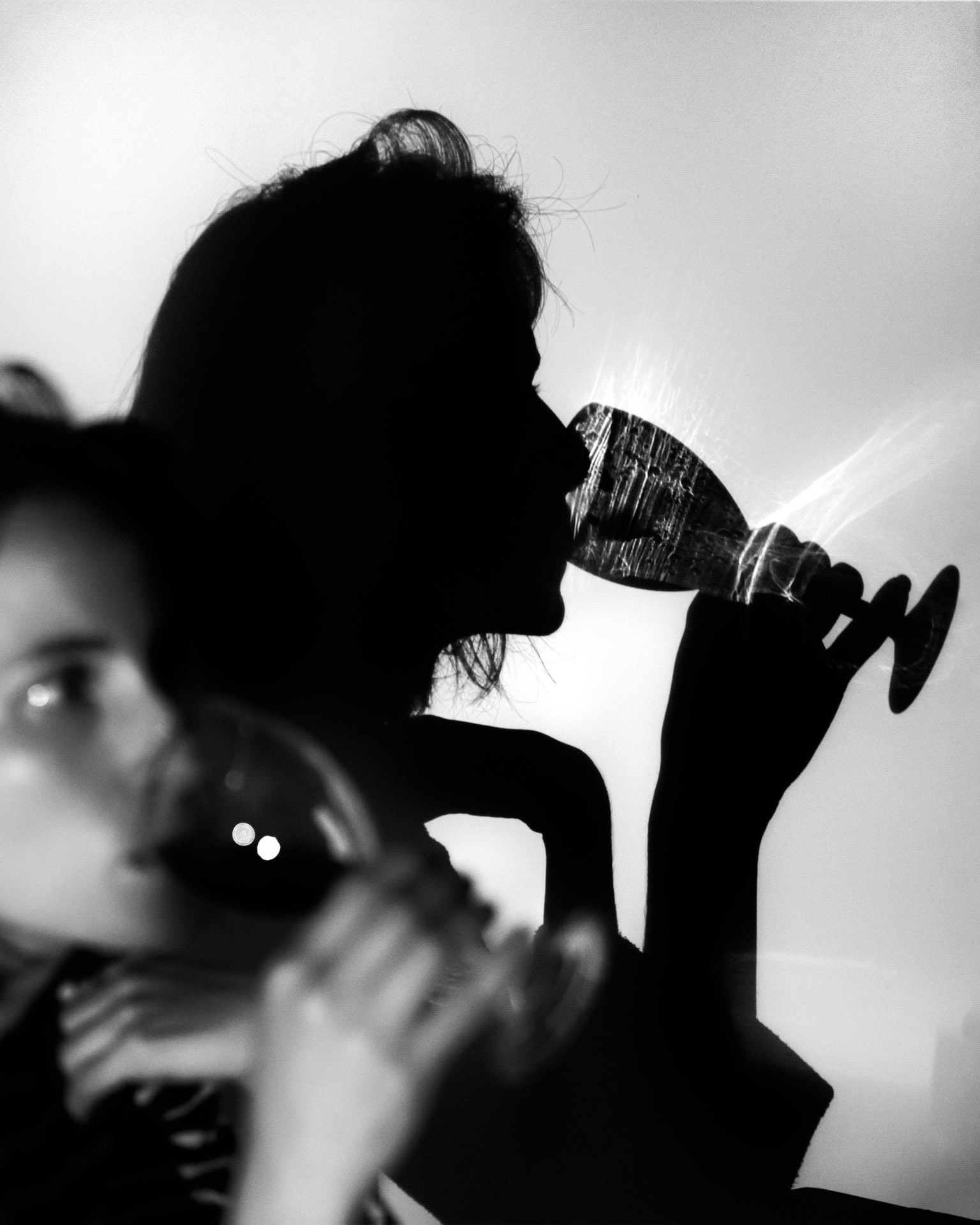 Drink the wine with your own shadow: continuous hard lighting technique.