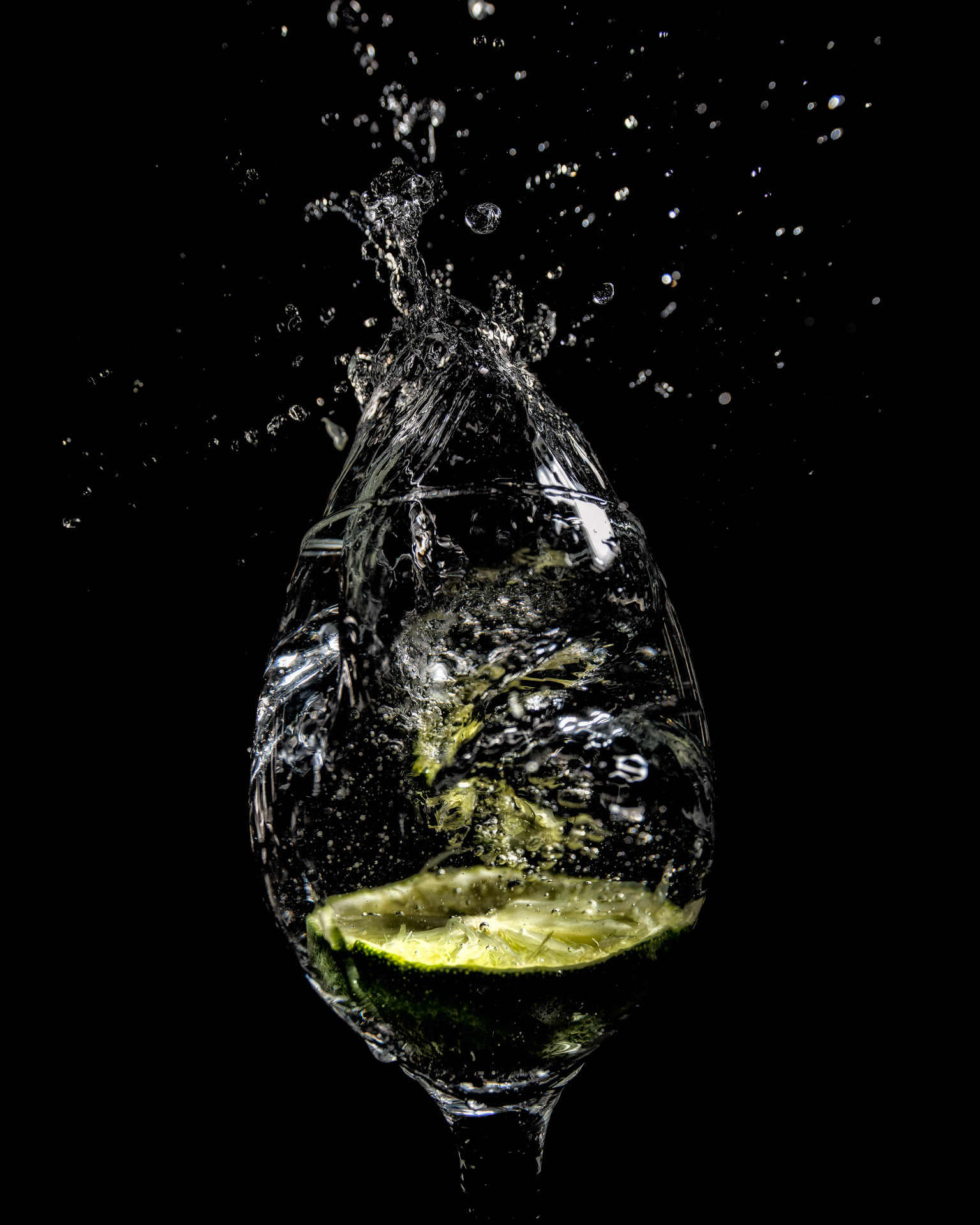 Lemon and water splash: still photography with high speed flash sync technique. 