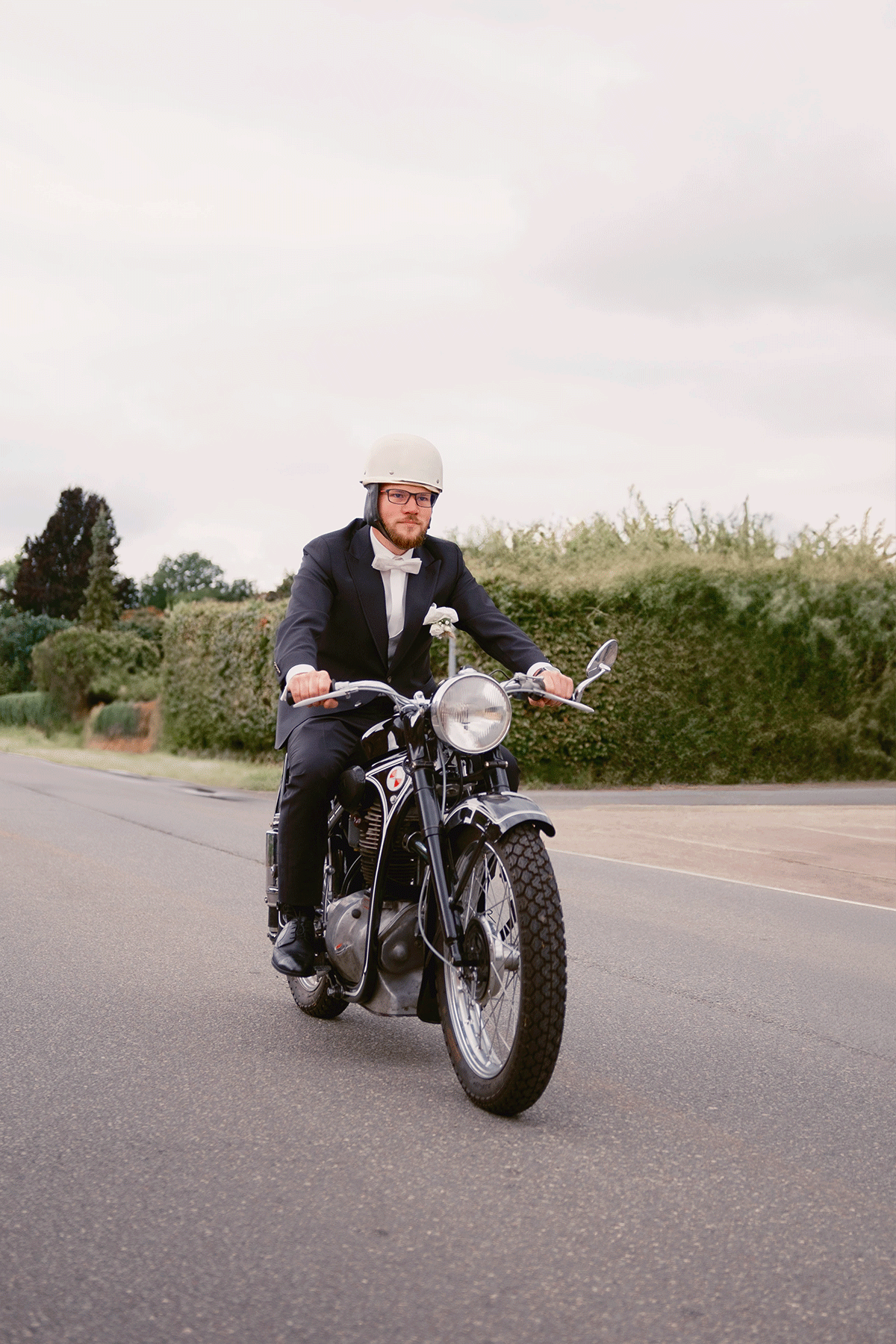 Es wird gezeigt was Retusche bedeutet. Hinter dem Motorradfahrer werden störende Bildelemente wie Autos, Laternen und ein Haus entfernt. Das Gif zeigt das vorher und nachher der Bearbeitung.