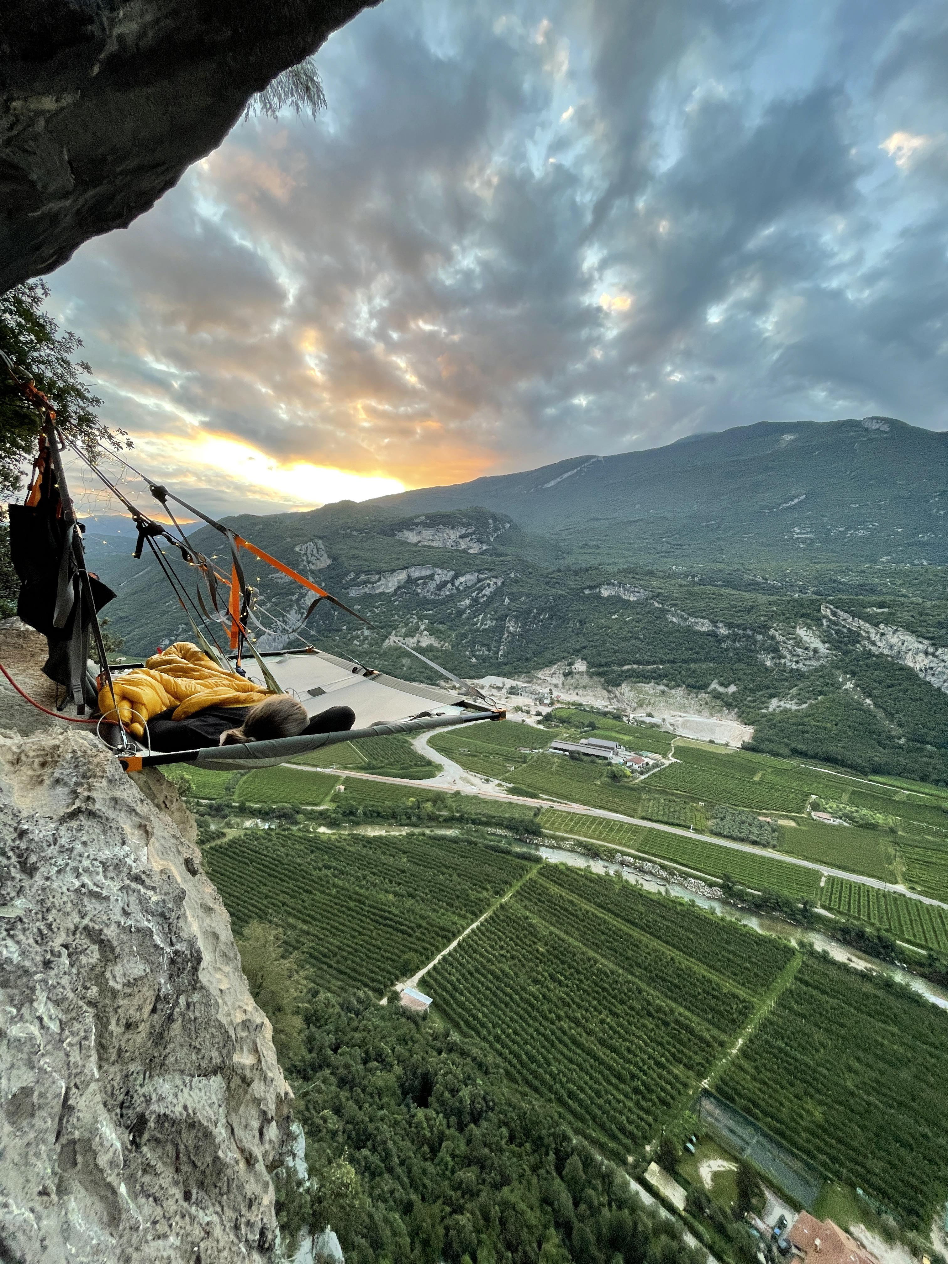 Bergpanorama mit einer hängenden Platzform über dem Abgrund, eine sogenannte Portaledge. Hierauf haben Silas und Rahel geschlafen.