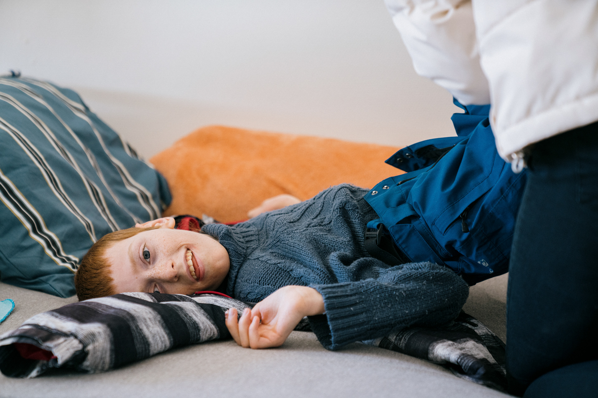  Dmytrii, who is handicapped and escaped with his family to Norway when the war broke out in Ukraine, gets help from his mother to undress after a walk outside.  For NRK -  Mysen, 2022.