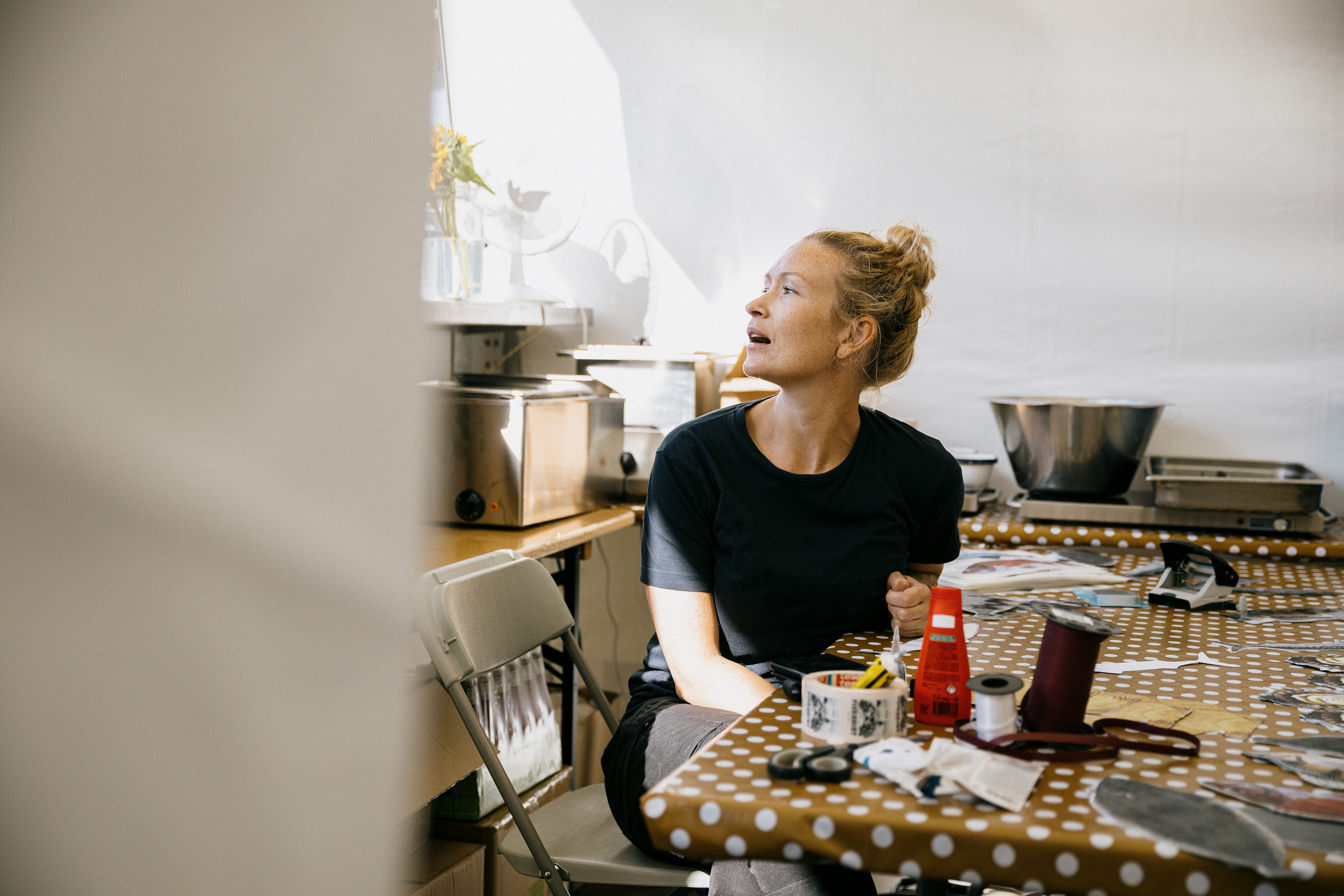 Karina Jämtoft making the final preparations at Fiskeriet’s food stand before the music festival Øyafestivalen starts.  For DN -  Oslo, 2022. 