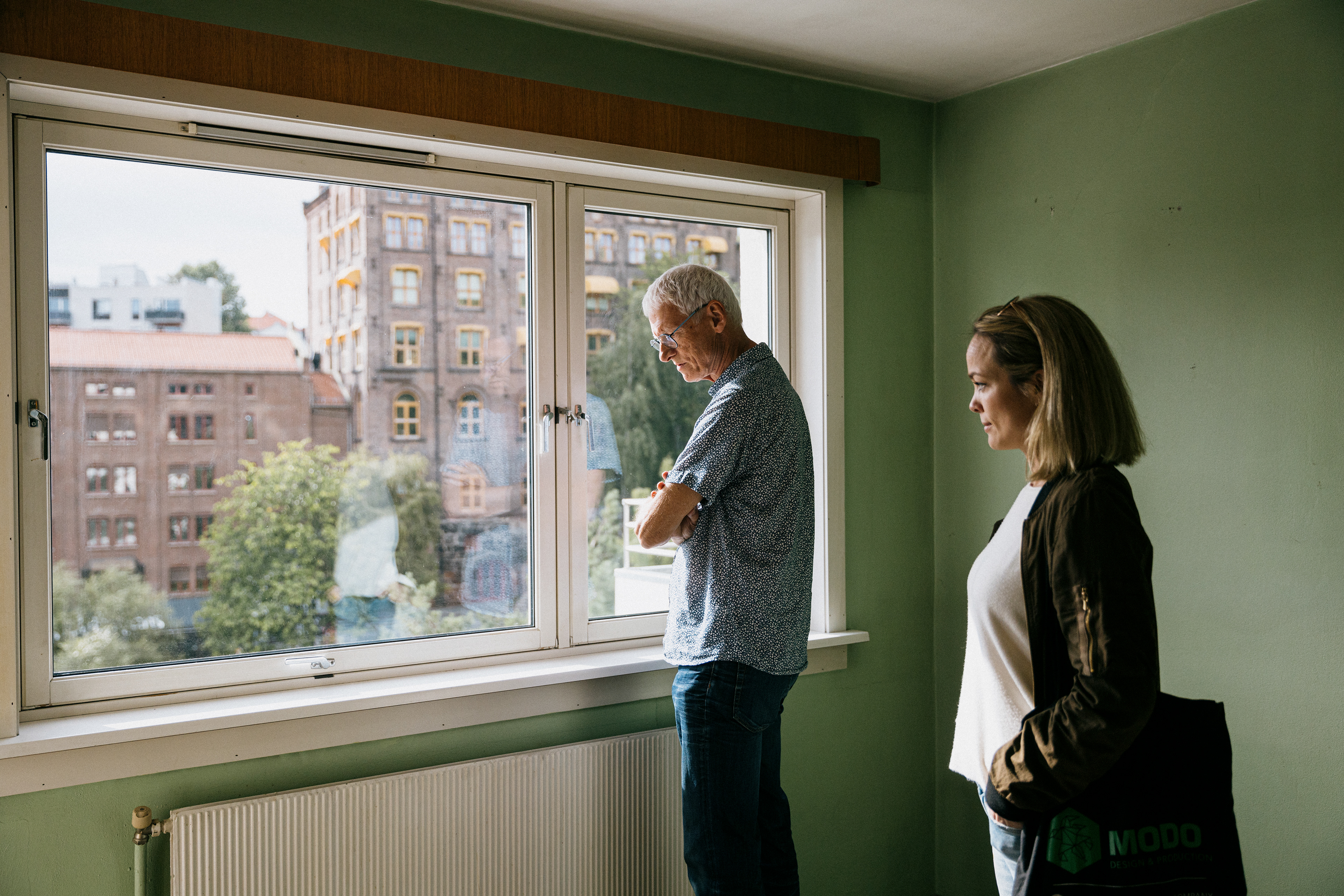 Julie Thorp out apartment hunting with her stepfather.  For DN -  Oslo, 2022. 