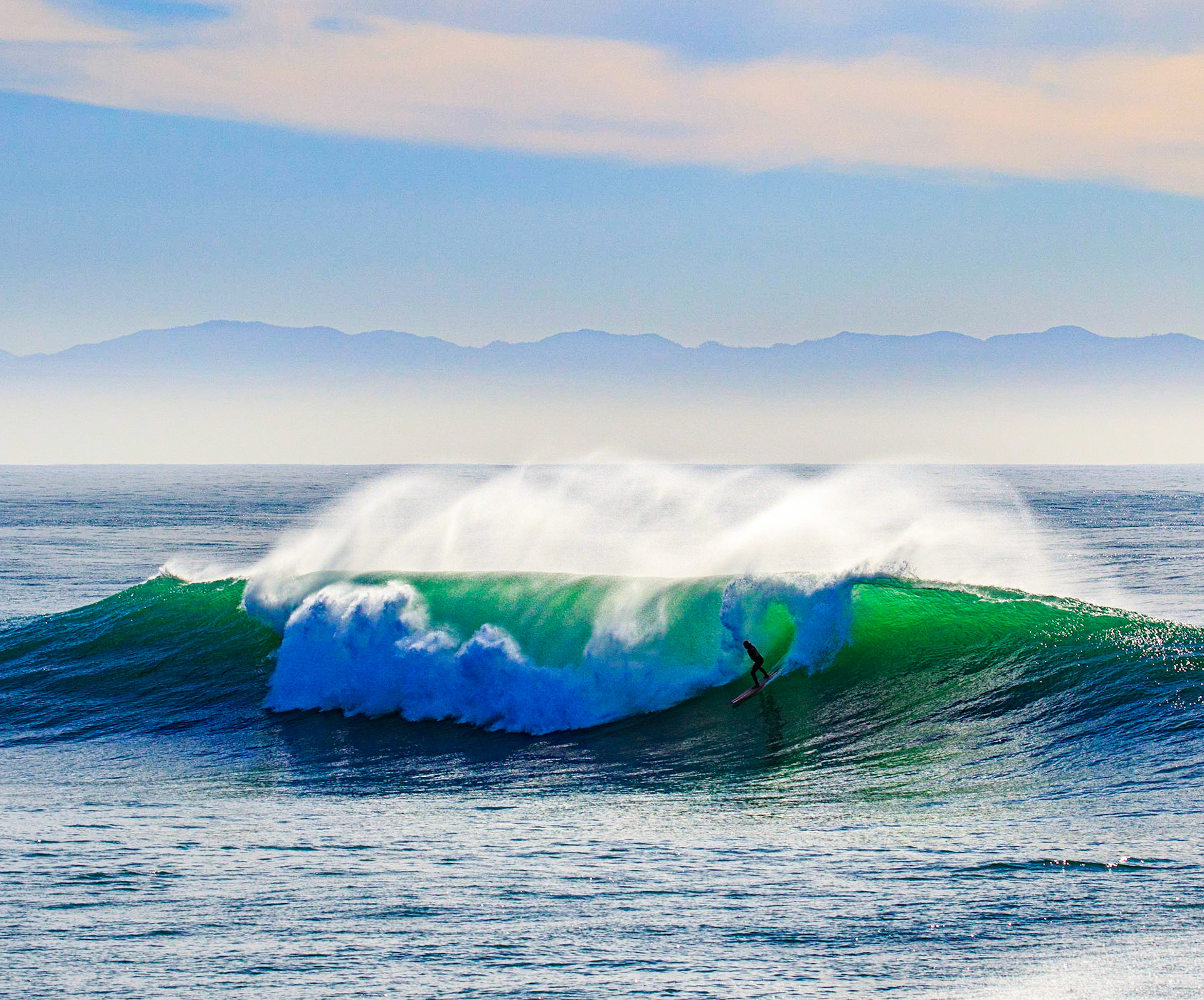 A big wave at Steamer lane all to himself