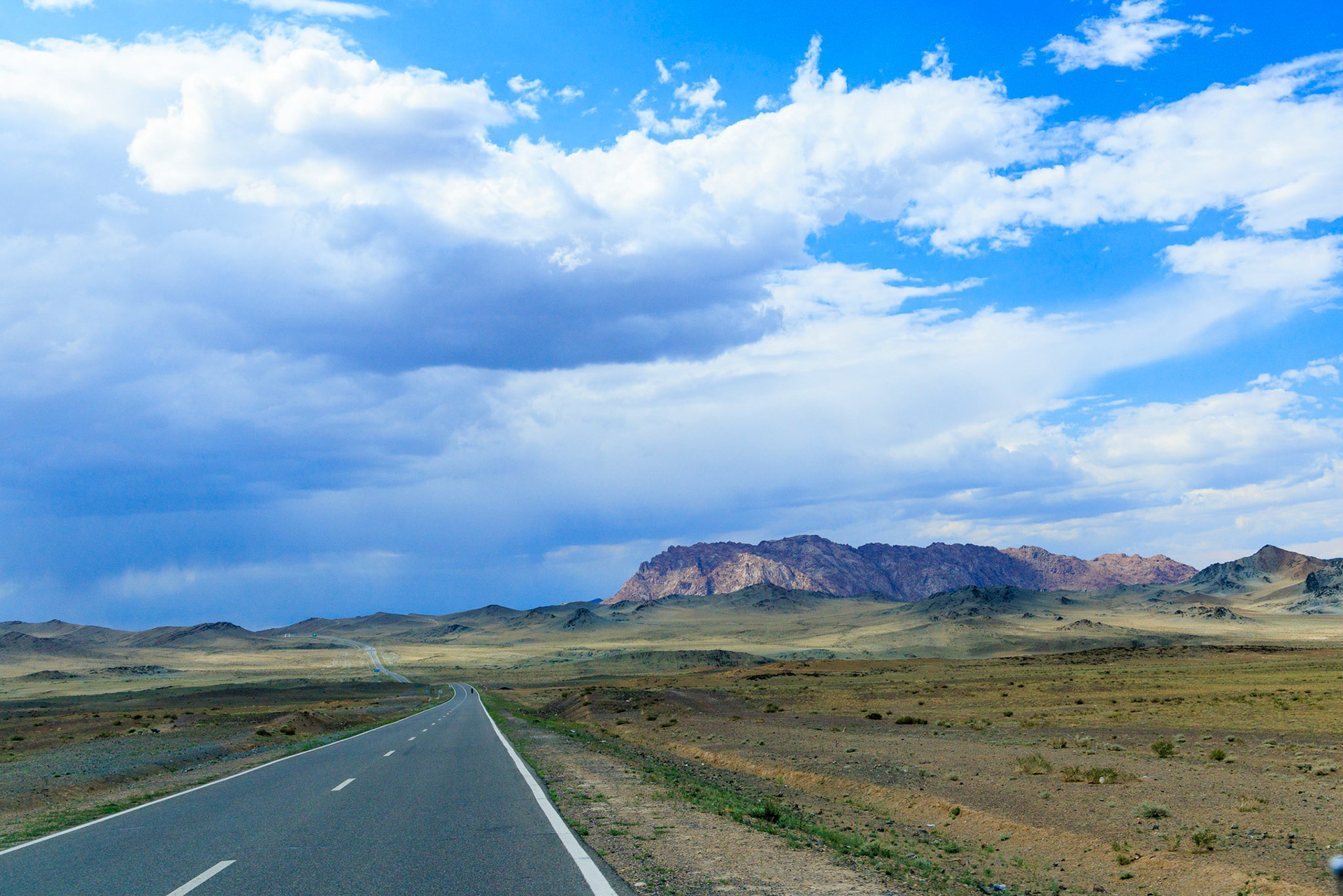 At last, the paved highway back to Hovd. We are coming from the South