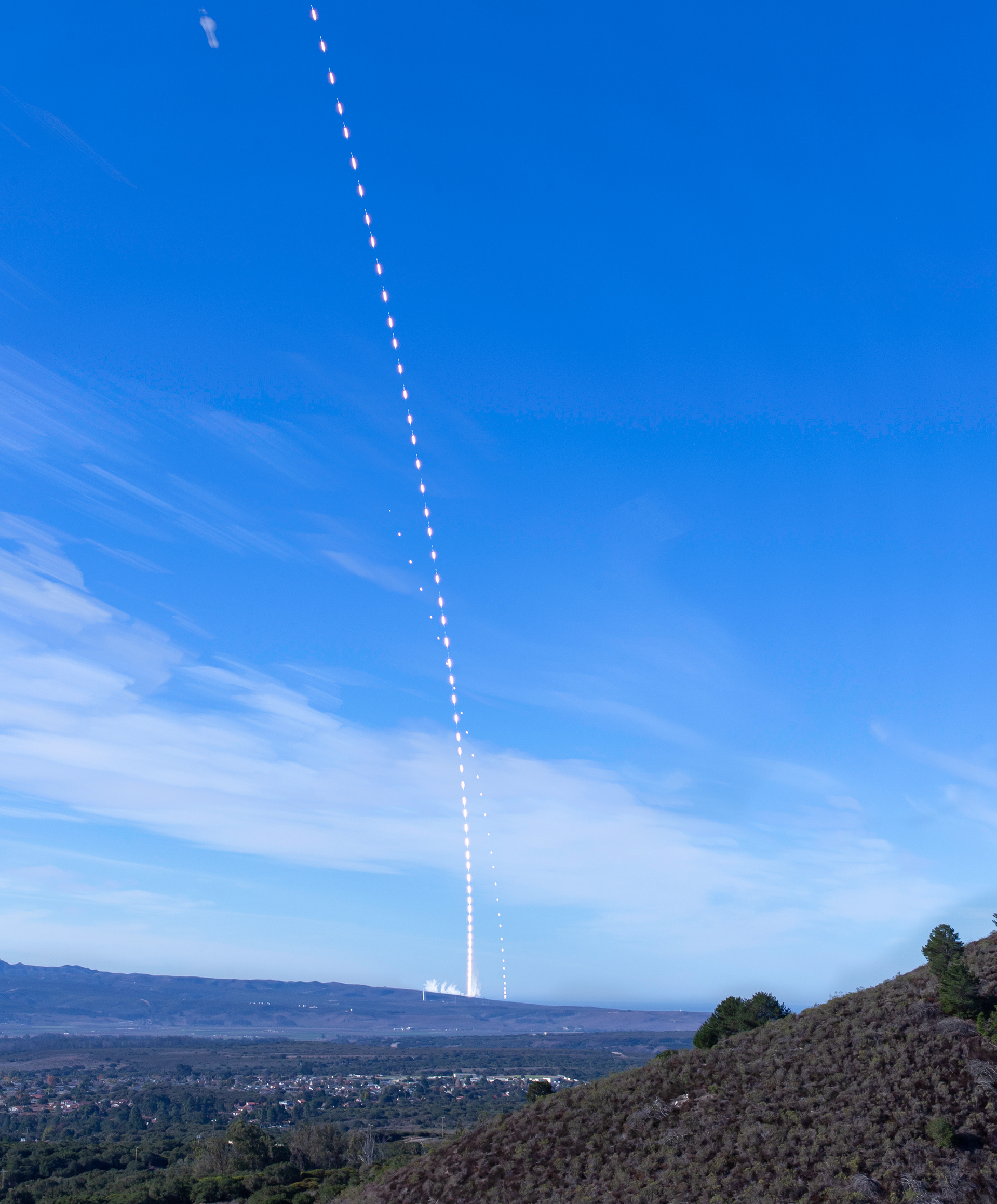 A composite of aa SpacceX Falcon 9 rocket lifting up on the left, and returning to land on the right.