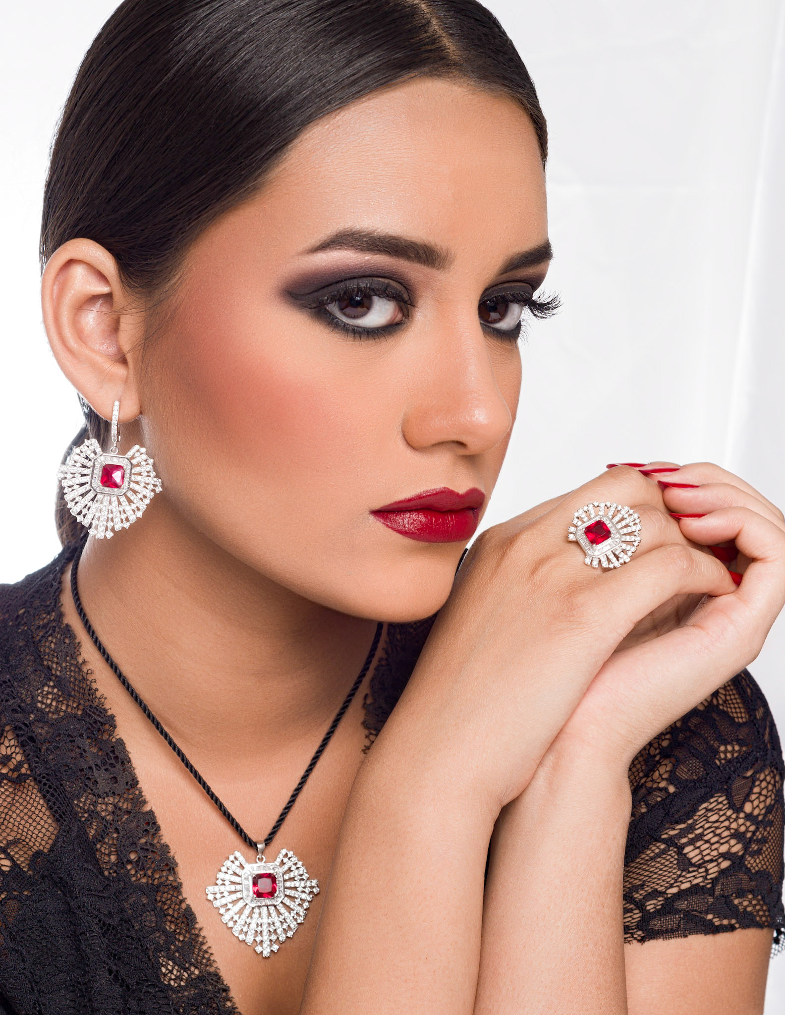 احدى نتائج العمل الجماعي المشتركالشكر موصول لكل من وضع لمسته الفنية والإبداعية للخروج بعمل بهذا الاتقان وهذا الجمالالمكياج : ميسون الرمال @maysoonimakeupتنسيق الشعر والمظهر: جهاد فطاني @jehadzfatanالموديل الجميلة: رينادالمجوهرات مقدمه من المصمم رضا عمدة @redaomdahتابعونا الايام المقبلة للمزيد من الصور