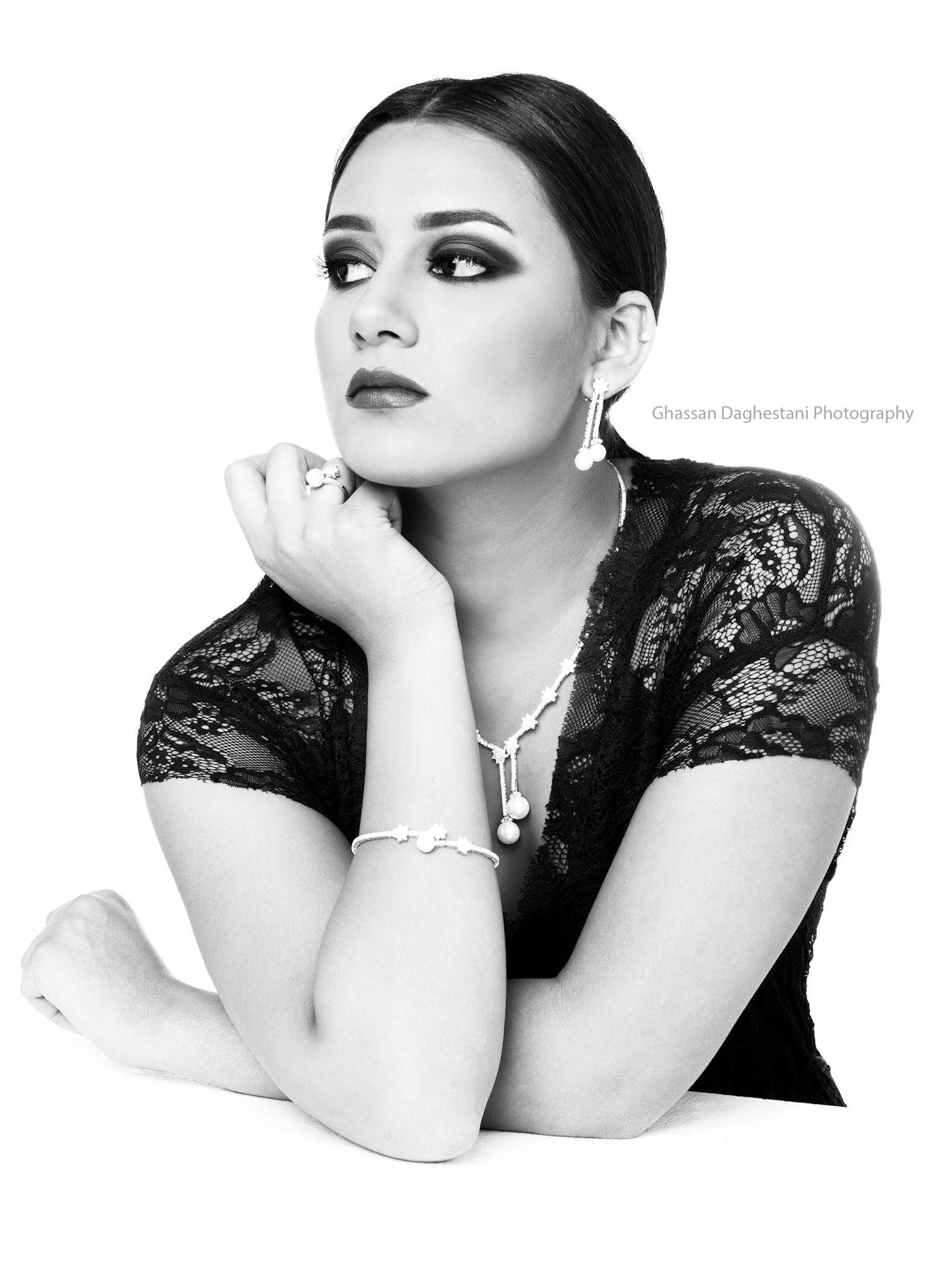 احدى نتائج العمل الجماعي المشتركالشكر موصول لكل من وضع لمسته الفنية والإبداعية للخروج بعمل بهذا الاتقان وهذا الجمالالمكياج : ميسون الرمال @maysoonimakeupتنسيق الشعر والمظهر: جهاد فطاني @jehadzfatanالموديل الجميلة: رينادالمجوهرات مقدمه من المصمم رضا عمدة @redaomdahتابعونا الايام المقبلة للمزيد من الصور