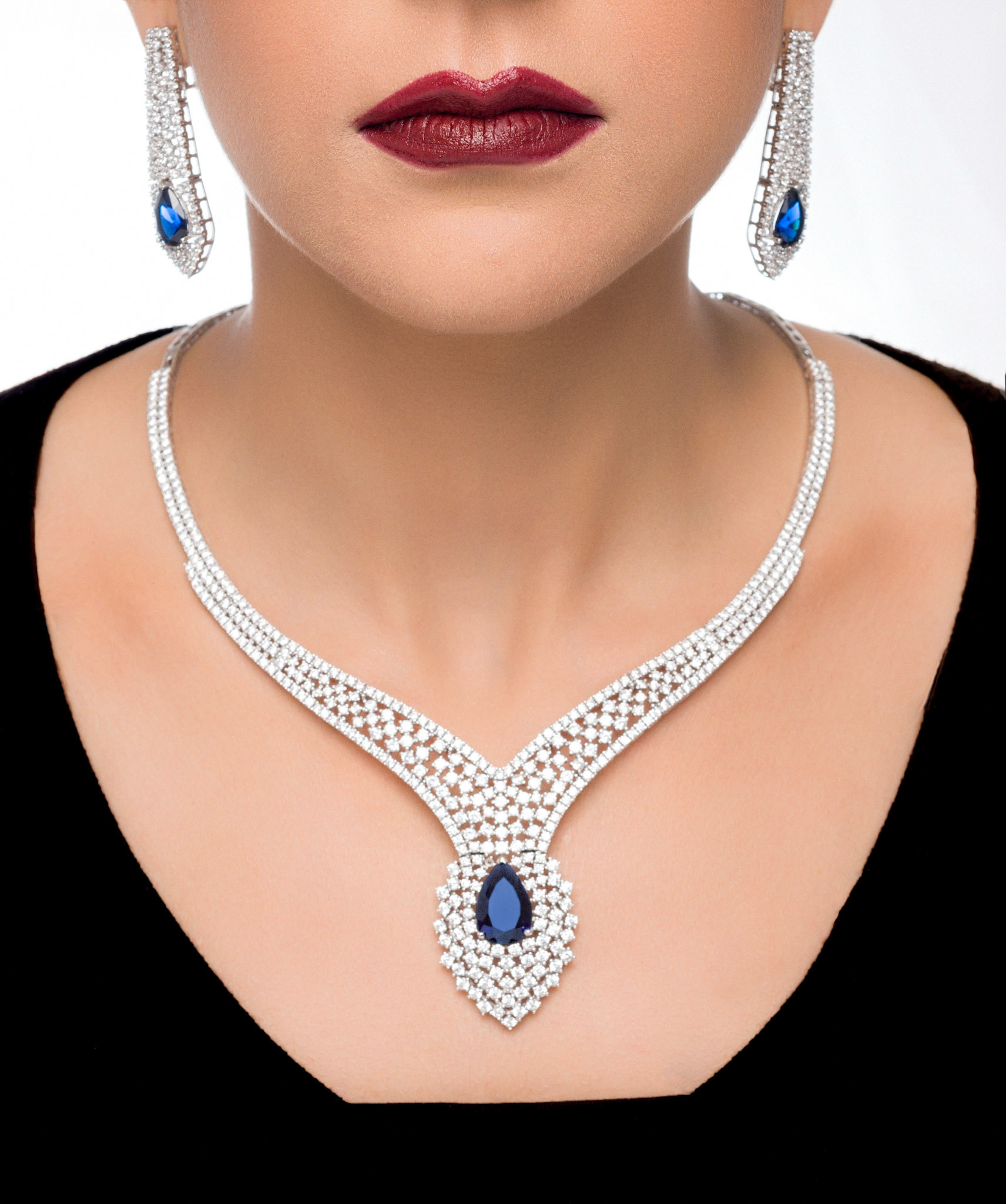 احدى نتائج العمل الجماعي المشتركالشكر موصول لكل من وضع لمسته الفنية والإبداعية للخروج بعمل بهذا الاتقان وهذا الجمال - المكياج @maysoonimakeup - تنسيق المظهر والشعر @jehadzfatani - الموديل الجميلة لينا - المجوهرات مقدمة من المصمم @redaomdah - والمصور غسان داغستاني @farcornerتابعوا معنا المزيد من الصور في الأيام المقبلة