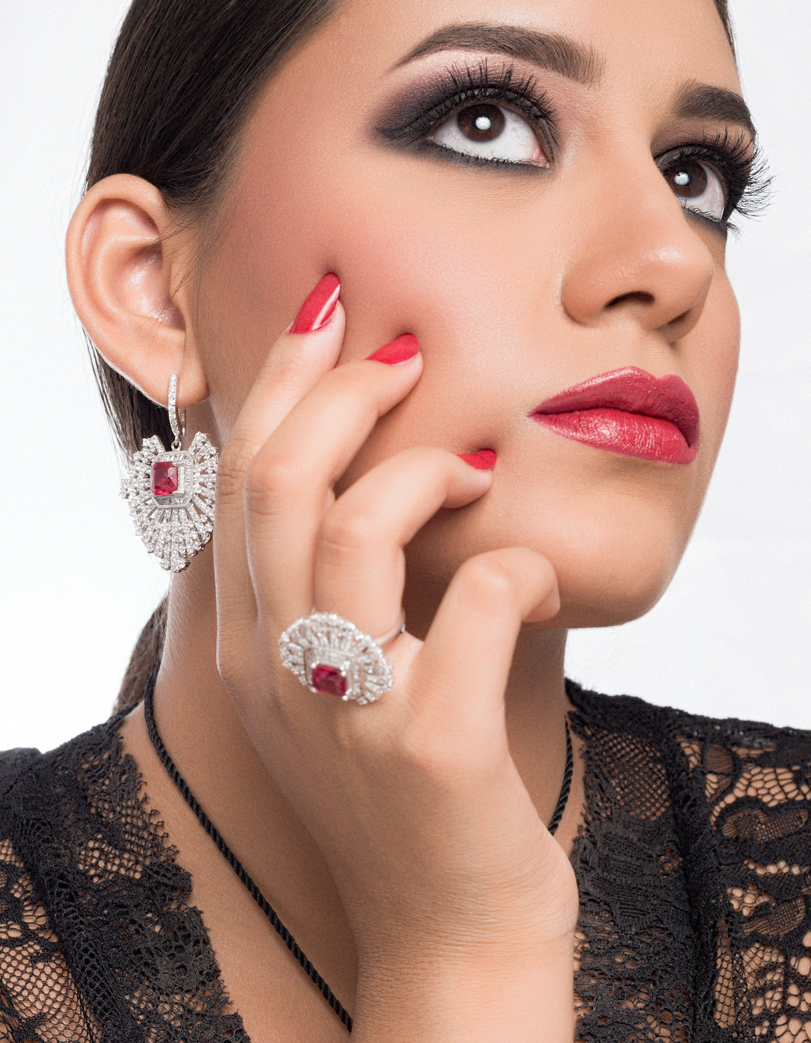 احدى نتائج العمل الجماعي المشتركالشكر موصول لكل من وضع لمسته الفنية والإبداعية للخروج بعمل بهذا الاتقان وهذا الجمالالمكياج : ميسون الرمال @maysoonimakeupتنسيق الشعر والمظهر: جهاد فطاني @jehadzfatanالموديل الجميلة: رينادالمجوهرات مقدمه من المصمم رضا عمدة @redaomdahتابعونا الايام المقبلة للمزيد من الصور