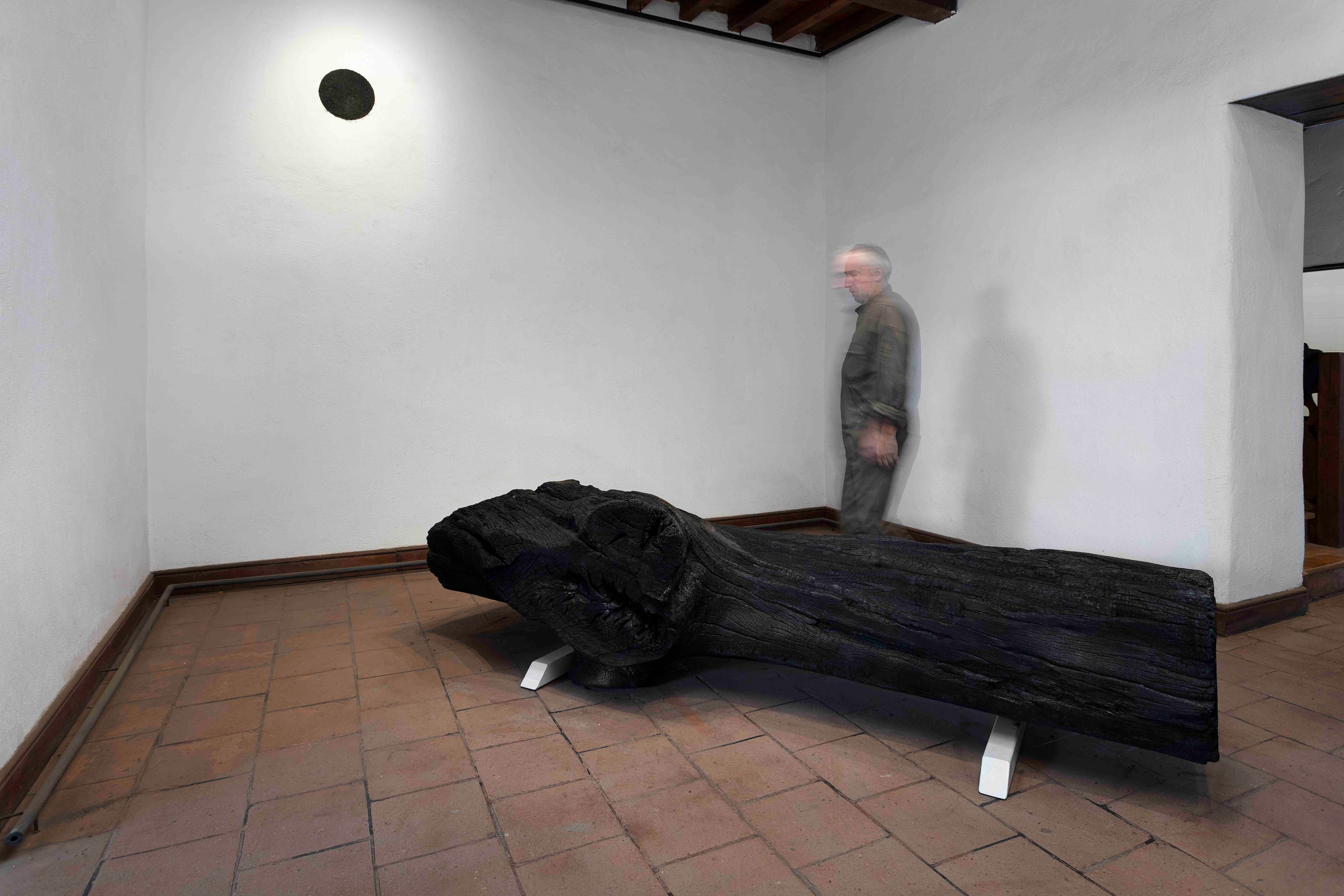 URI, 2022. Tronco carbonizado, molde de una piedra / fundición en bronce. Medidas: 4,70 x 0,60 x 0,70 mt.