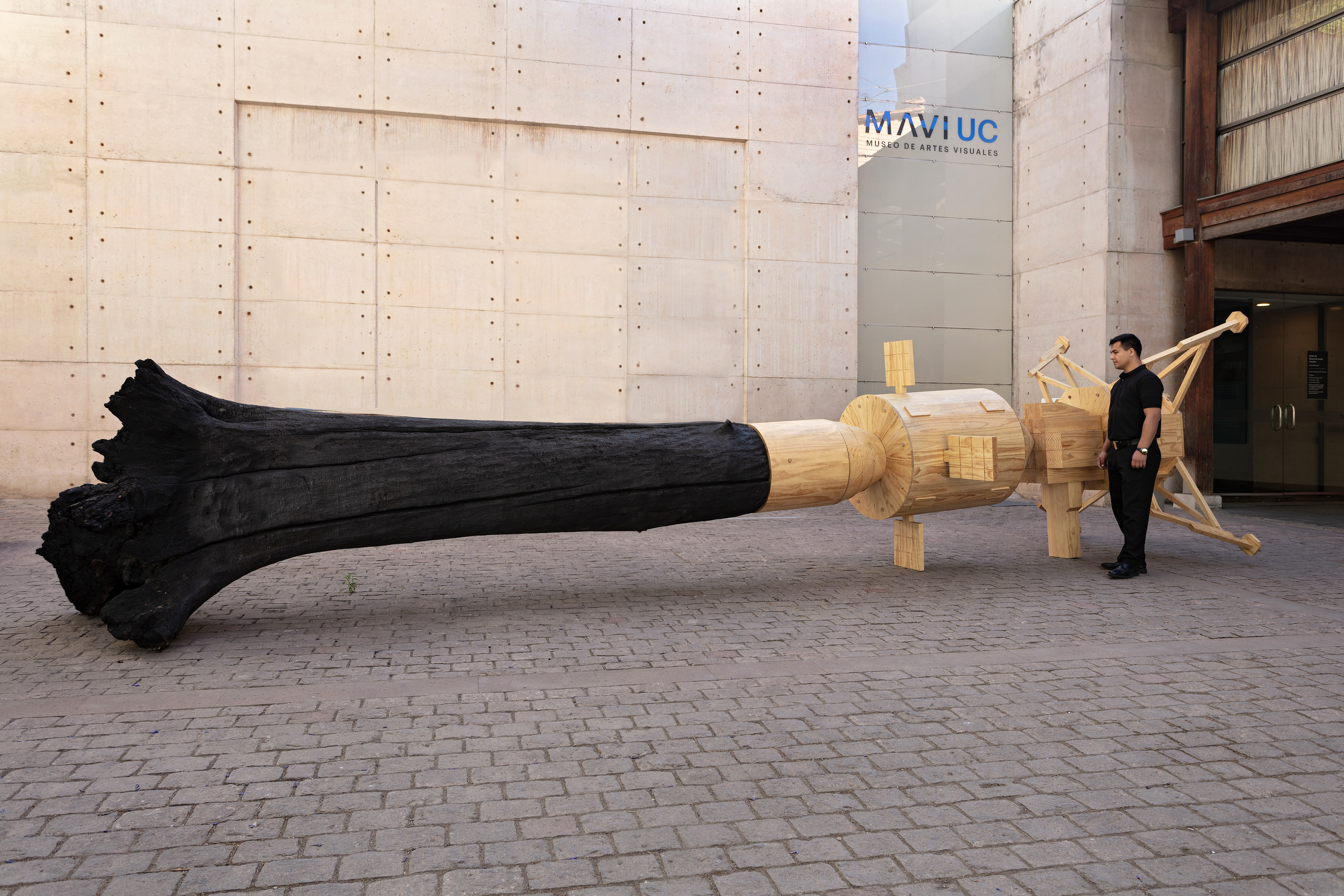 C / Cronómetro Isotópico. 2022 - 2023. Tronco carbonizado y construcción de módulo lunar en carpintería en madera. Dimensiones aproximadas: 800 x 170 x 170 cm.